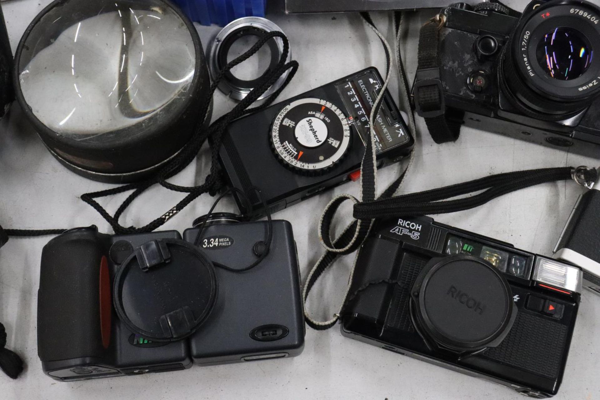 A COLLECTION OF VINTAGE CAMERAS, ETC TO INCLUDE A CONTAX WITH A CARL ZEISS LENS, RICOH AF-5, NIKON - Image 2 of 8