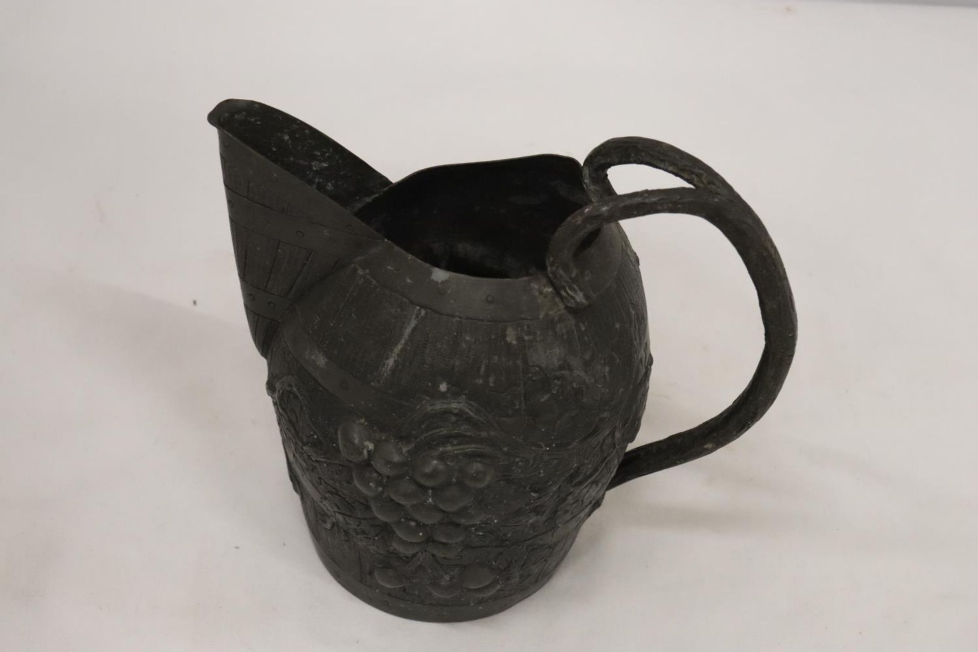 A VINTAGE PEWTER WINE JUG IN THE FORM OF A BARREL WITH GRAPE AND VINE DECORATION, HEIGHT 19CM - Image 5 of 5