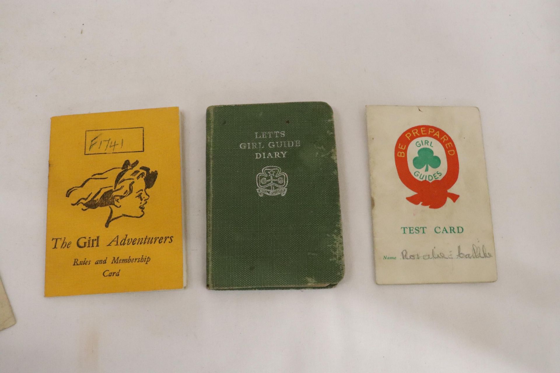 A QUANTITY OF GIRL GUIDES EPHEMERA TO INCLUDE A CARD SIGNED BY OLAVE BADEN-POWELL - Image 4 of 5