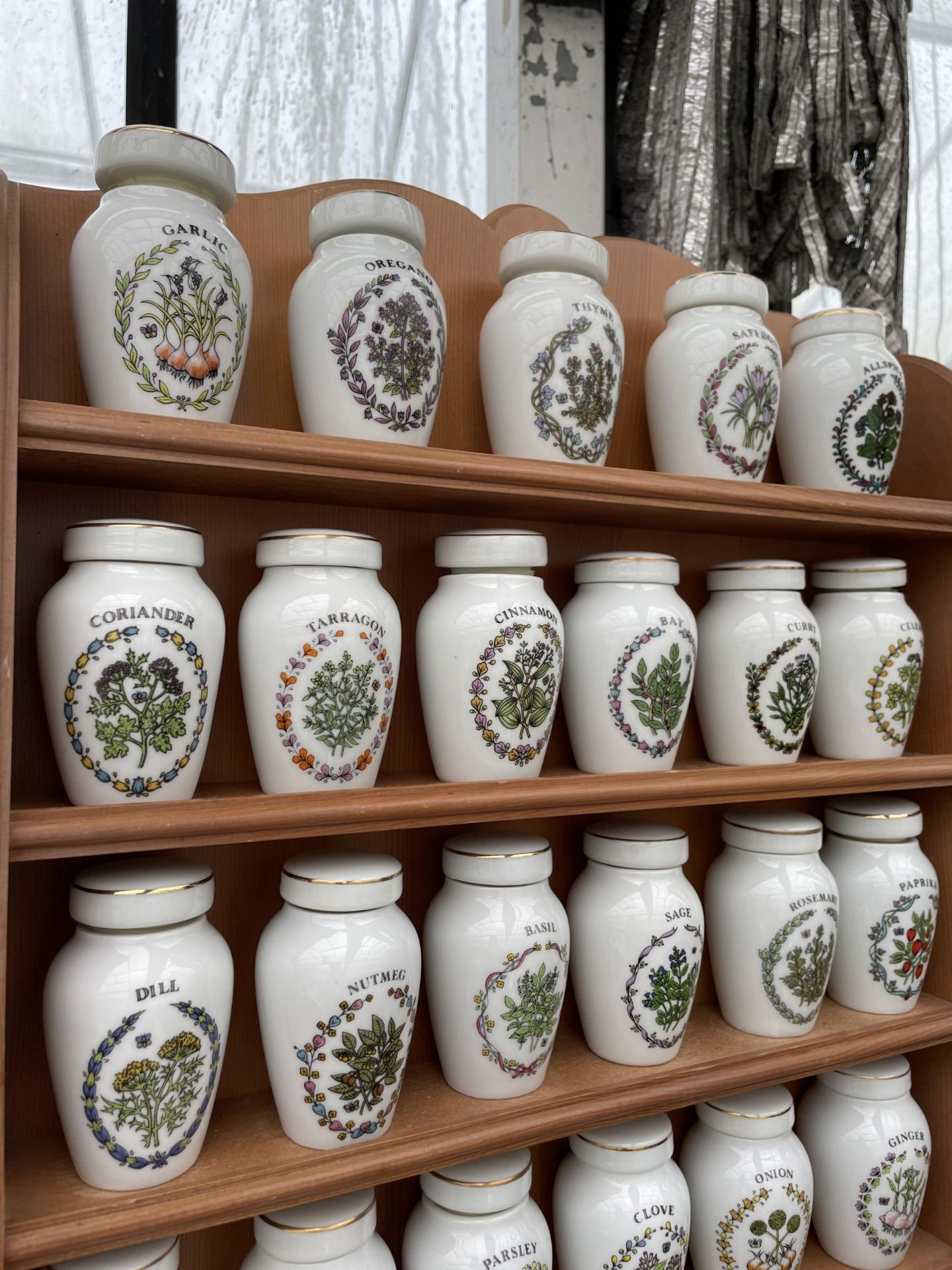 A WOODEN SPICE RACK WITH LOWER DRAWERS AND 23 GLORIA CONCEPTS THE FRANKLIN MINT LIDDED SPICE JARS - Image 5 of 5