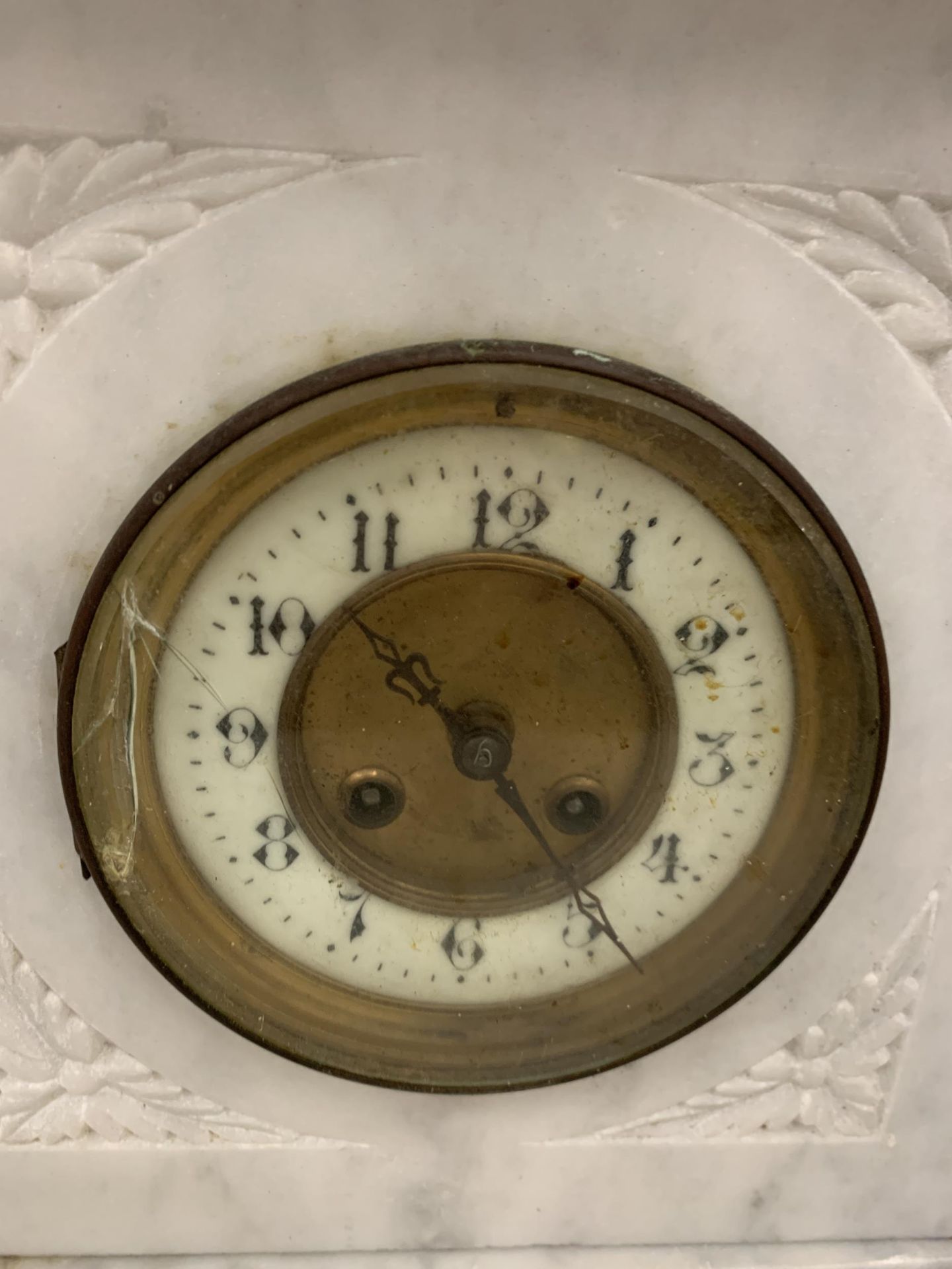 A VERY HEAVY WHITE MARBLE CLOCK WITH KEY AND PENDULUM - Bild 2 aus 6