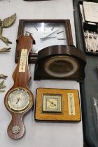 A MIXED LOT TO INCLUDE A VINTAGE FLEGES QUARTZ WALL CLOCK WITH FURTHER MANTLE CLOCK AND TWO