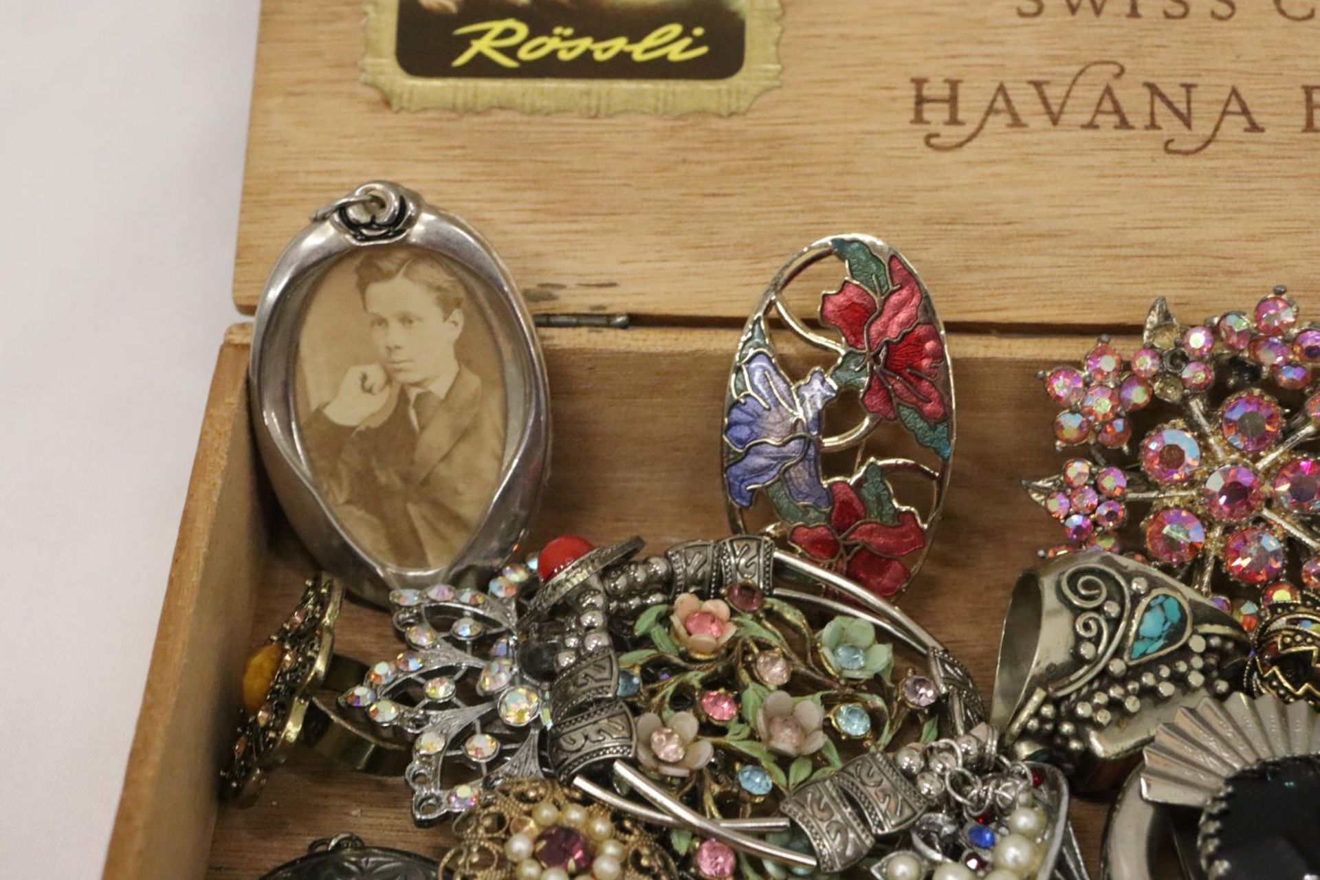 A QUANTITY OF VINTAGE COSTUME JEWELLERY TO INCLUDE RINGS, BROOCHES AND NECKLACES IN A CIGAR BOX - Image 3 of 10