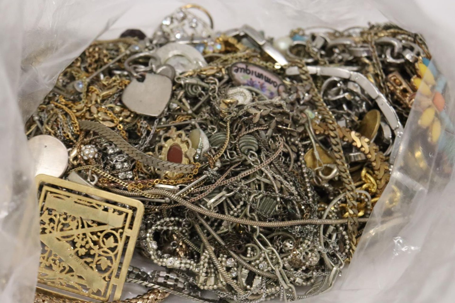 A LARGE QUANTITY OF YELLOW AND WHITE METAL CHAINS ETC - Image 3 of 6