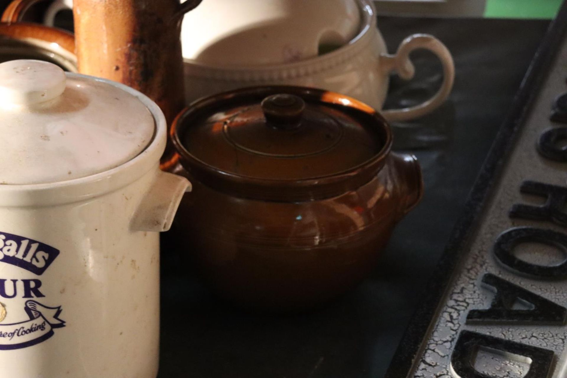 A QUANTITY OF CERAMIC ITEMS TO INCLUDE A McDOUGALLS FLOUR CONTAINER, A LARGE LIDDED SERVING - Image 2 of 6