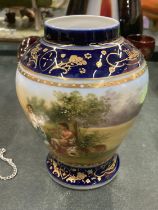 A VINTAGE HAND PAINTED GILDED VASE, HEIGHT 15CM