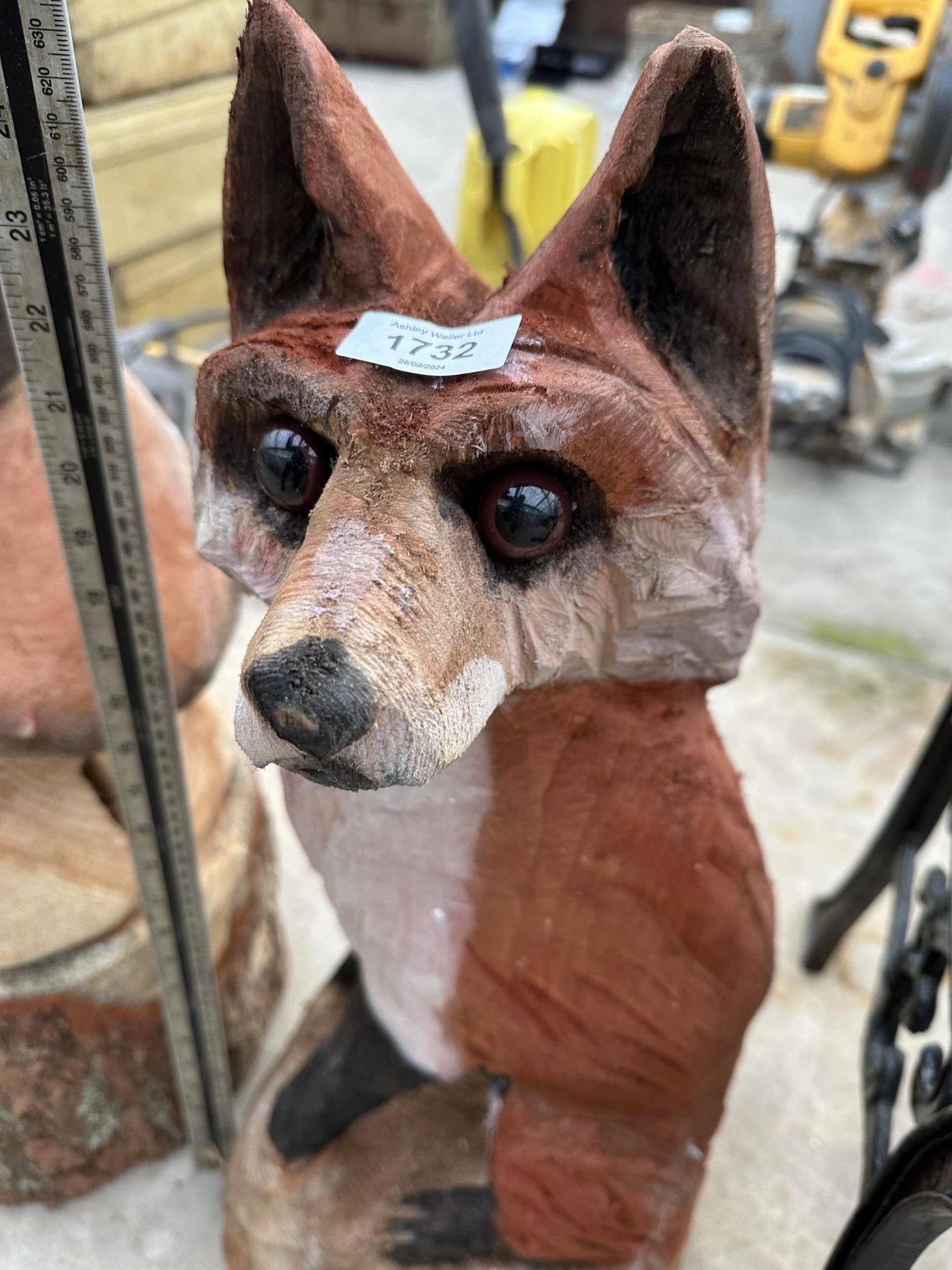 A CHAINSAW CARVED SITTING FOX (H:65CM) - Image 2 of 2