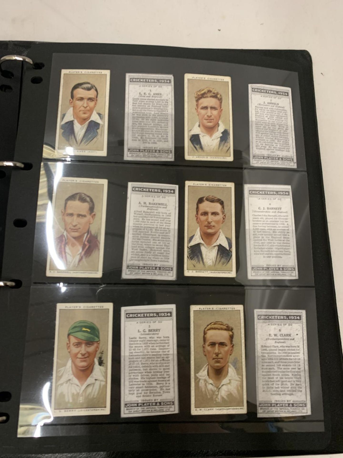 AN ALBUM CONTAINING A LARGE QUANTITY OF CRICKETING THEMED CIGARETTE CARDS - Bild 2 aus 5