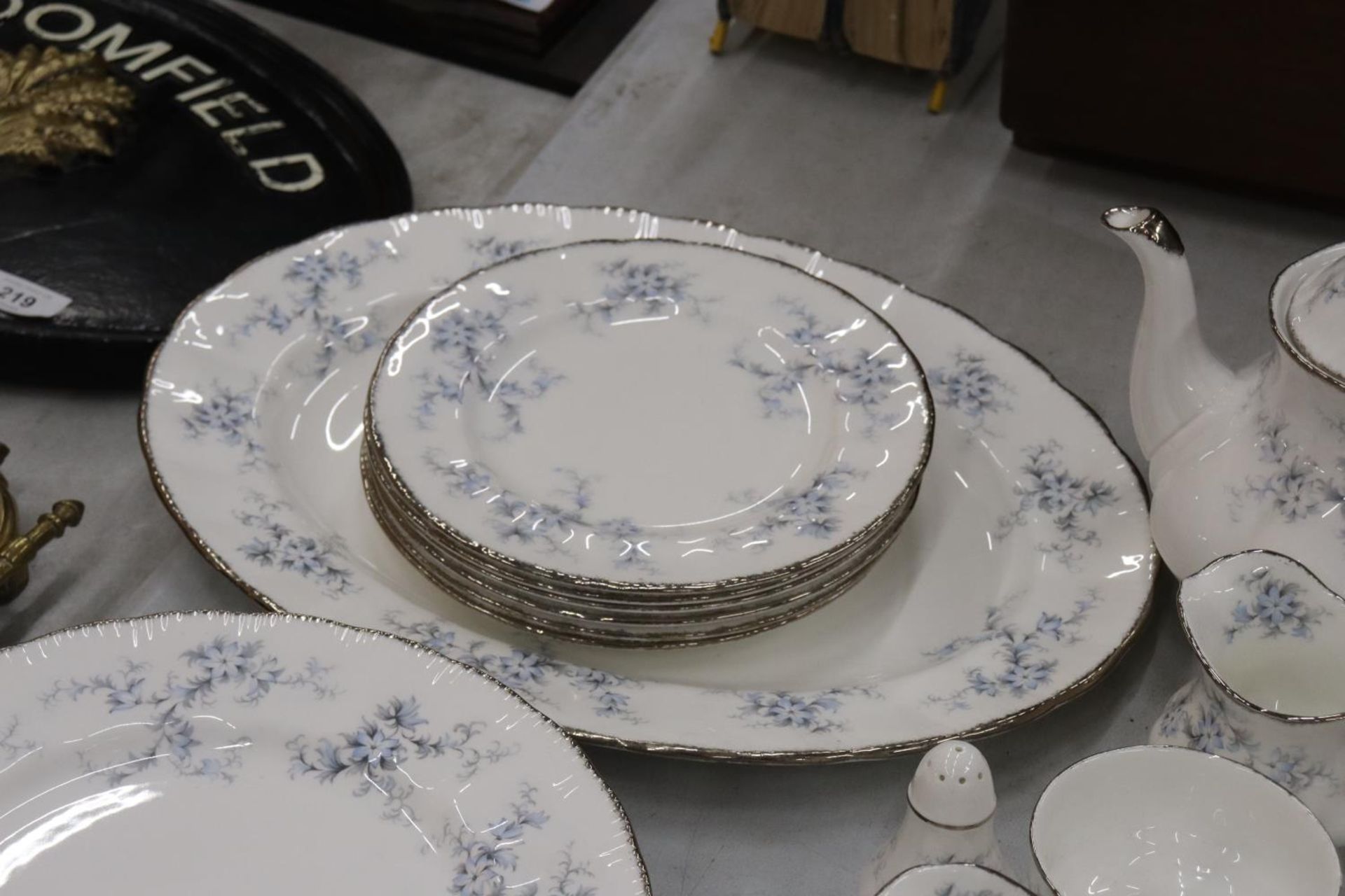 A PARAGON 'BRIDES CHOICE' DINNER SERVICE TO INCLUDE SIX OF EACH, DINNER, SALAD, SIDE PLATES, CUPS - Image 11 of 12