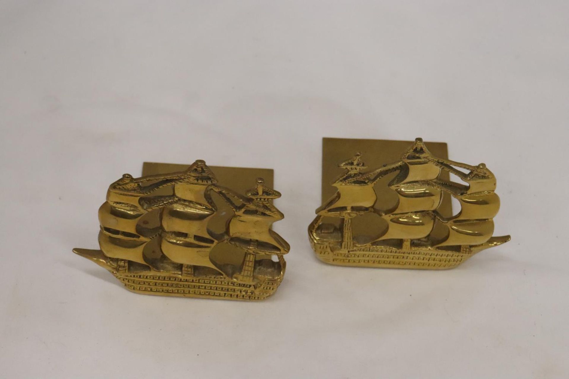 A PAIR OF VINTAGE BRASS SHIP BOOKENDS - Image 2 of 5