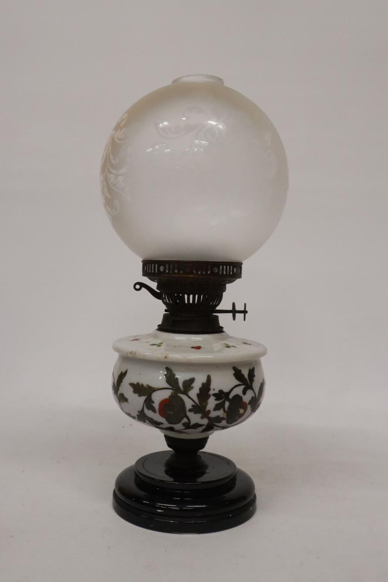 AN ANTIQUE PORCELAIN OIL LAMP - Image 2 of 5