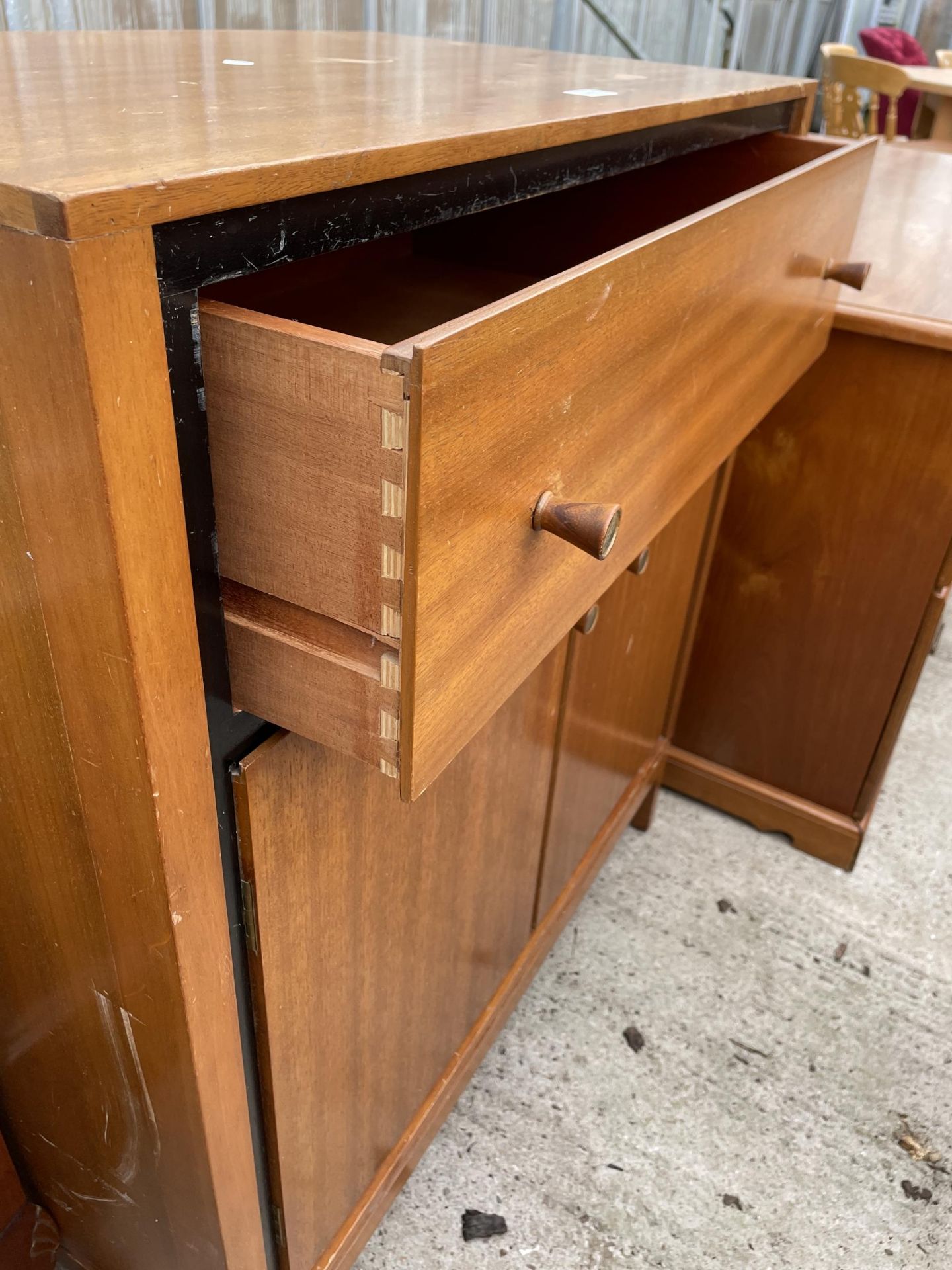 A RETRO TEAK TALLBOY ENCLOSING TWO CUPBOARDS, AND ONE DRAWER 35" WIDE - Image 3 of 4