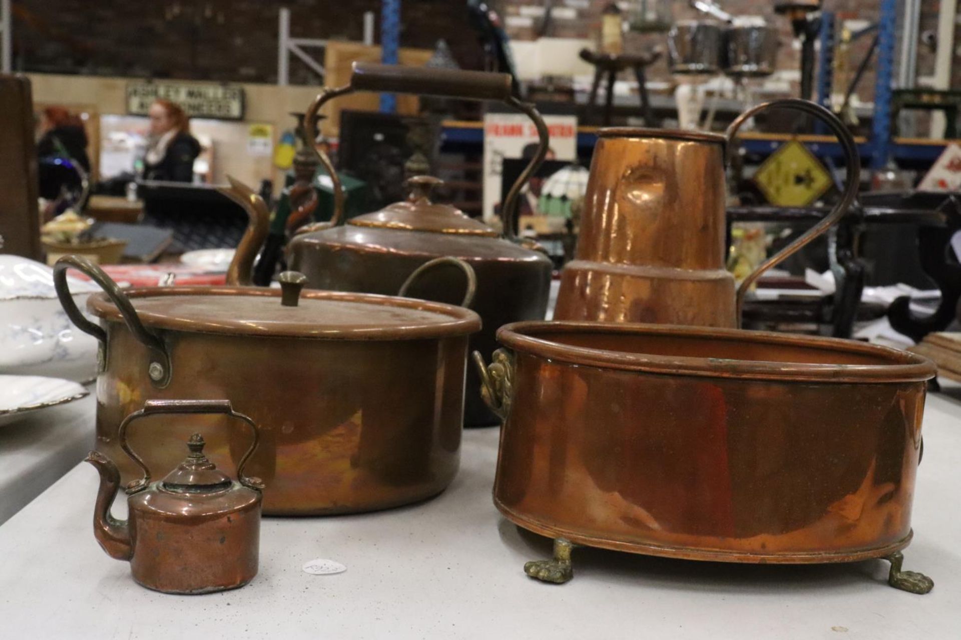 A COLLECTION OF VINTAGE COPPER ITEMS TO INCLUDE A KETTLE, PANS AND A JUG - Image 2 of 9