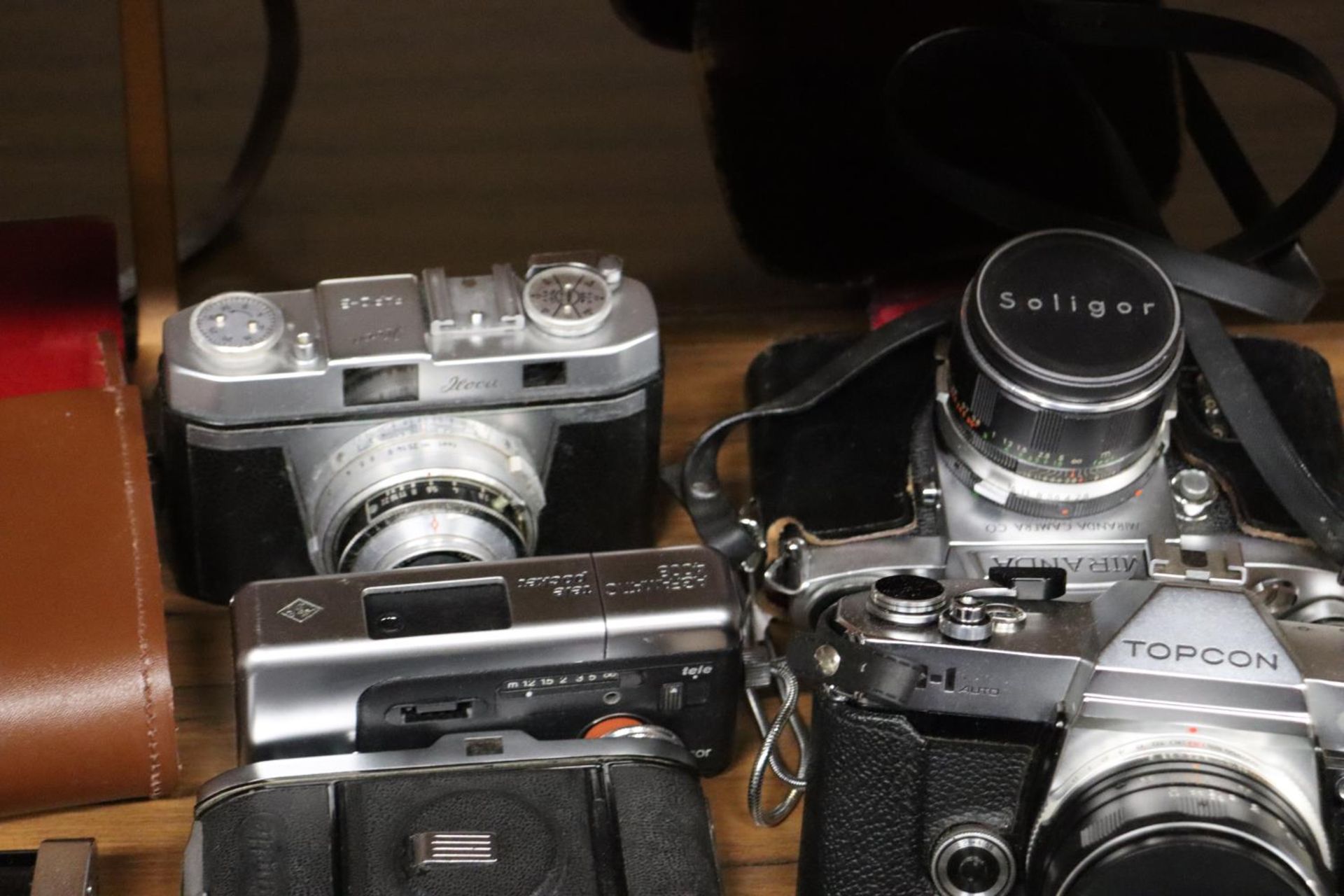 A COLLECTION OF VINTAGE CAMERAS TO INCLUDE ILOCA RAPID-B, MIRANDA, TOPCON, BRAUN PAXETTEETC, SOME - Image 3 of 6