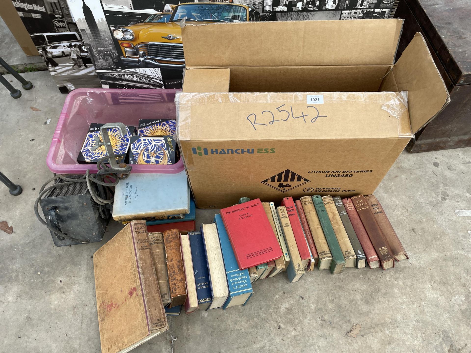 AN ASSORTMENT OF VINTAGE HARDBACK BOOKS TO INCLUDE ENID BLYTON ETC