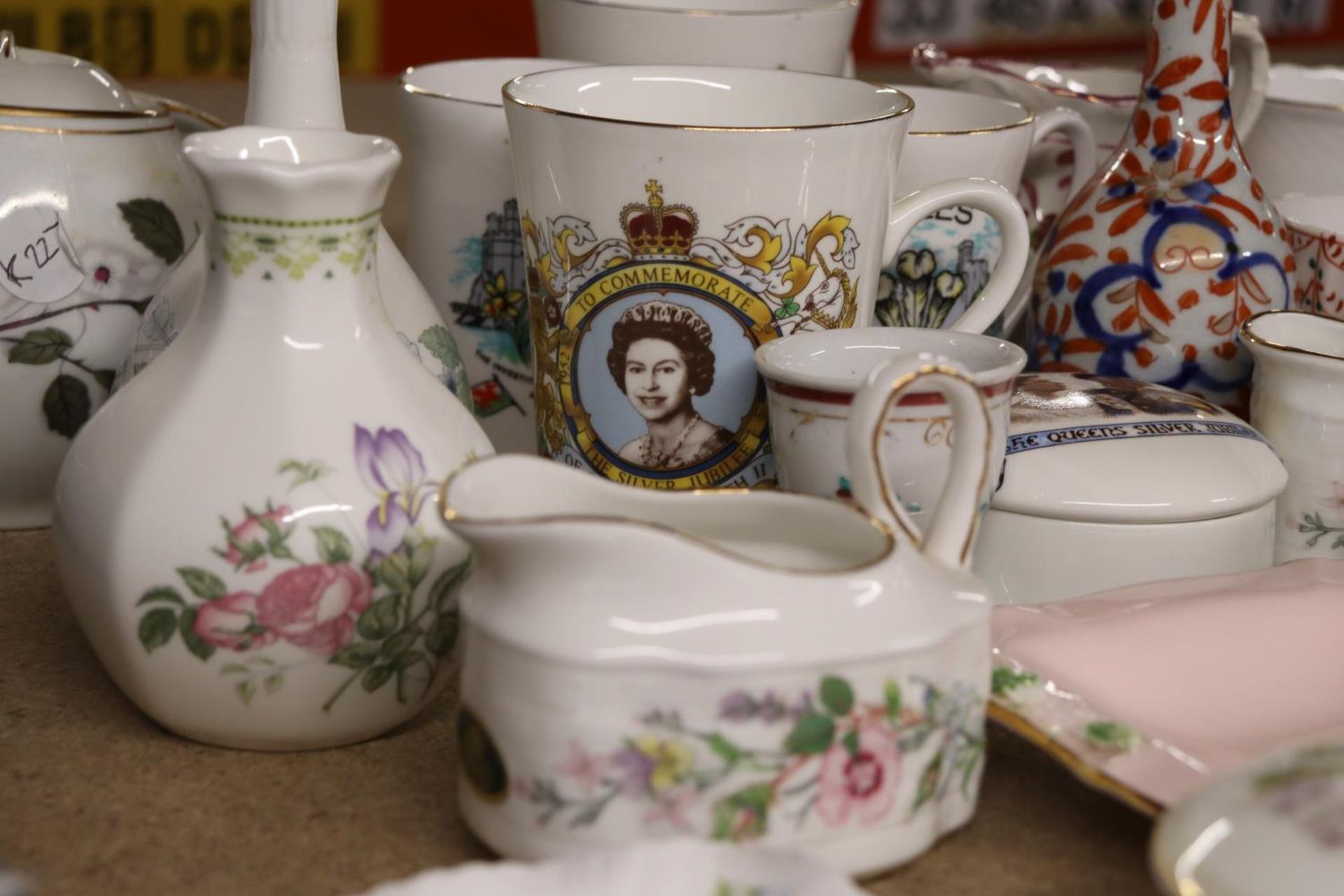 A QUANTITY OF CERAMICS TO INCLUDE COMMEMORATIVE MUGS, A GAUDY WELSH TEACUP, WEDGWOOD, ROYAL DOULTON, - Image 2 of 6