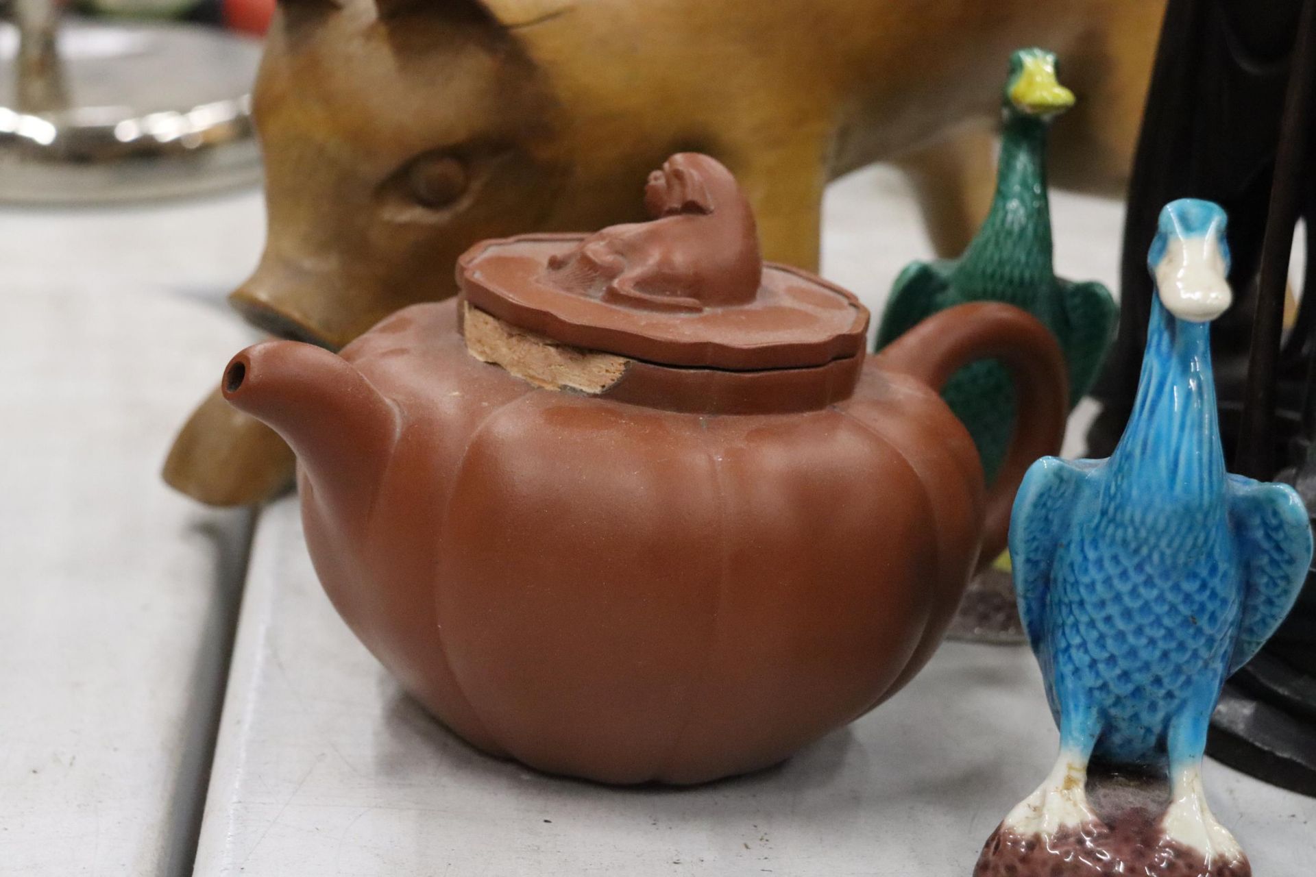 A MIXED LOT TO INCLUDE A WOODEN PIG, ORIENTAL FIGURES, VINTAGE CHINESE YIXING ZISHA TEAPOT, ETC., - Image 11 of 14