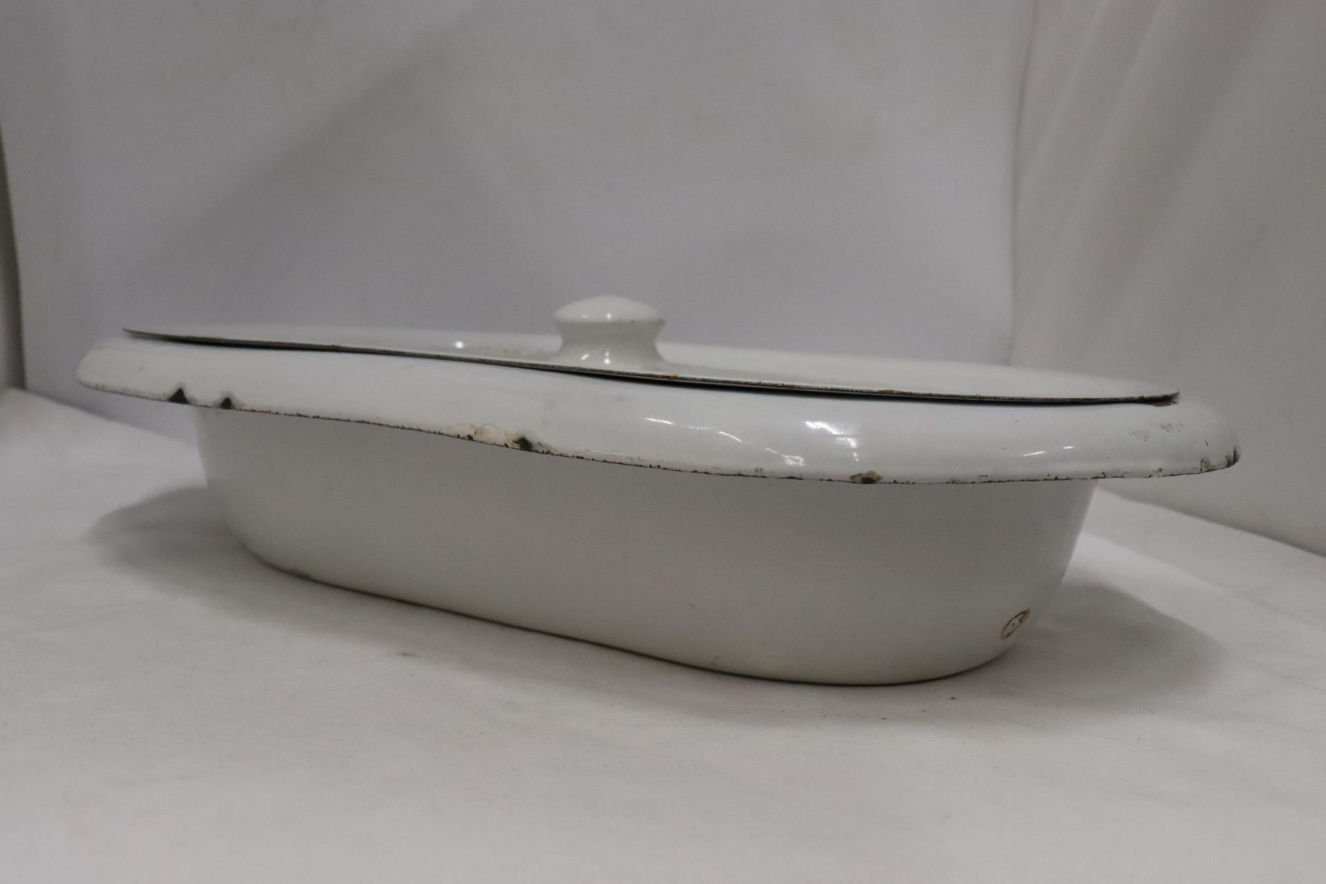 A LARGE VINTAGE ENAMEL LIDDED DISH - Image 2 of 7