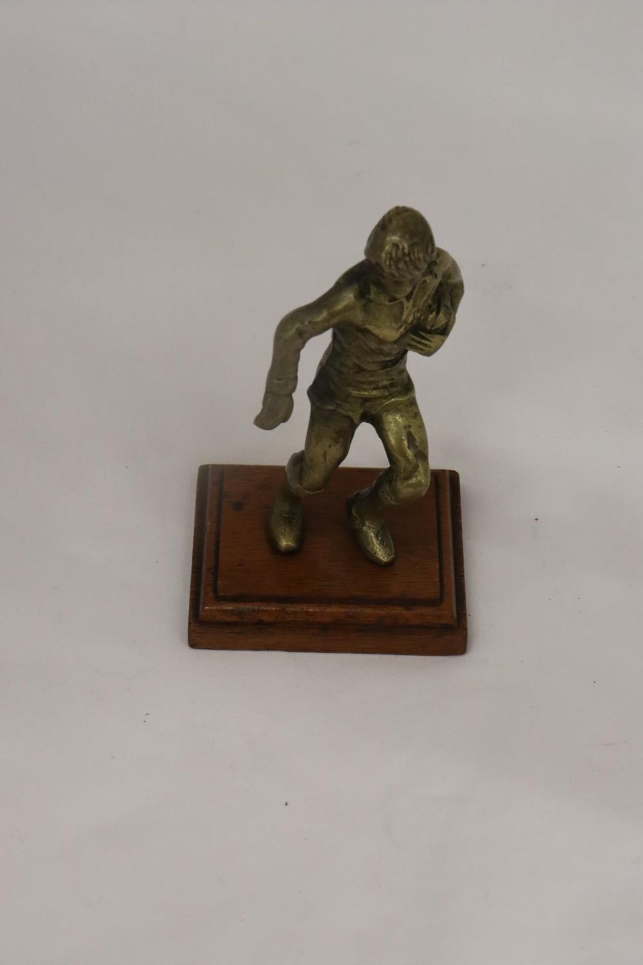 A VINTAGE BRASS RUGBY PLAYER ON A WOODEN PLINTH - Image 5 of 5