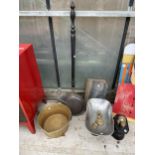 AN ASSORTMENT OF VINTAGE ITEMS TO INCLUDE A BRASS JAM PAN, SCALES AND WEIGHTS AND A COPPER BED