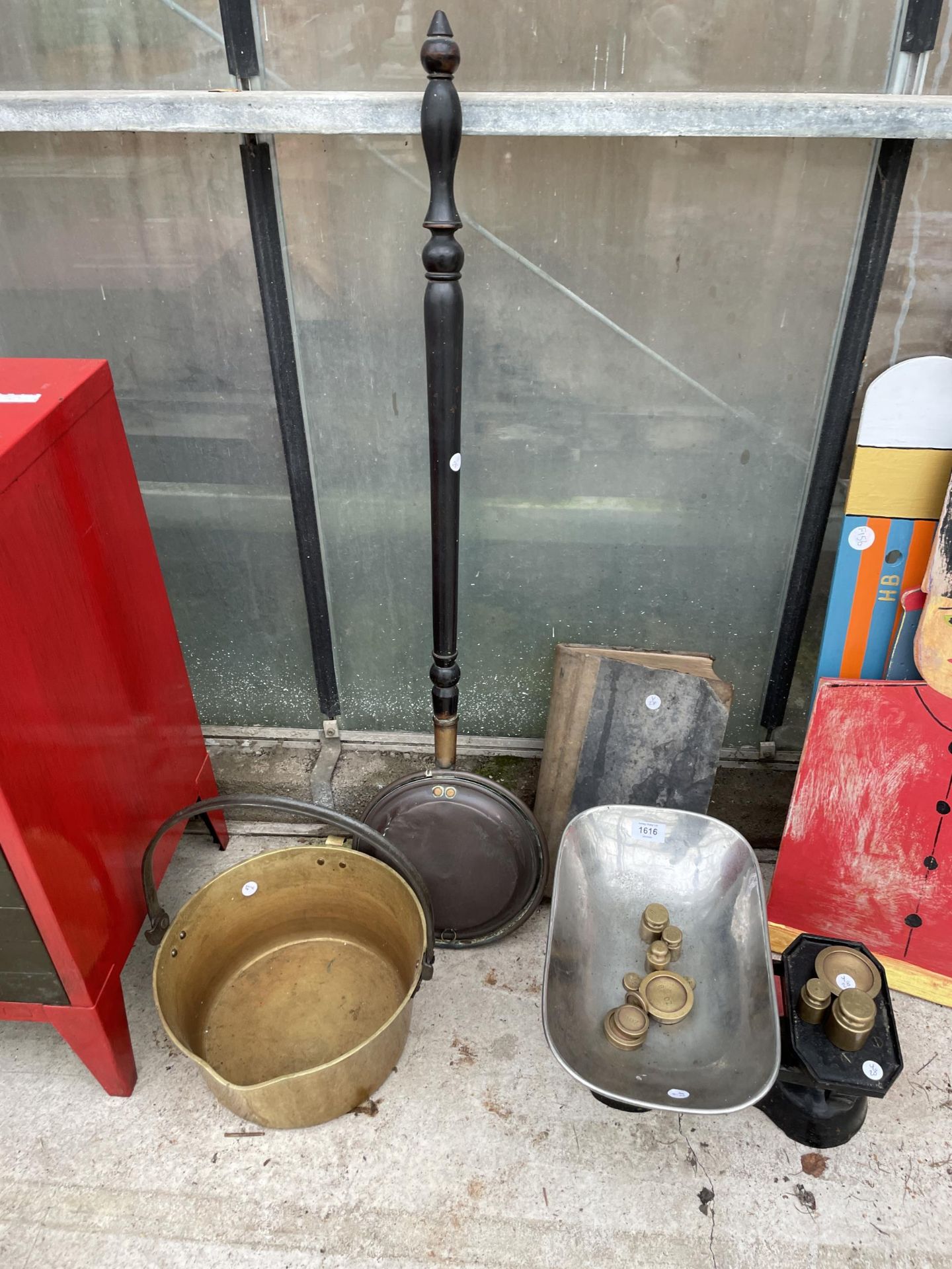 AN ASSORTMENT OF VINTAGE ITEMS TO INCLUDE A BRASS JAM PAN, SCALES AND WEIGHTS AND A COPPER BED