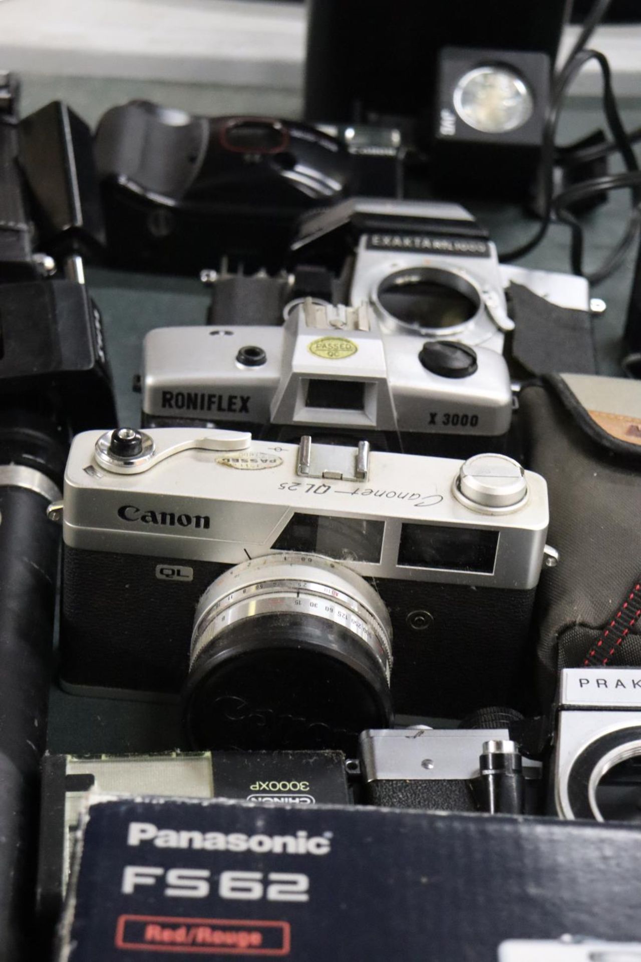 A LARGE QUANTITY OF VINTAGE CAMERA'S TO INCLUDE A POLAROID IX828N, MIRANDA SENSORET, PANASONIC - Image 4 of 10