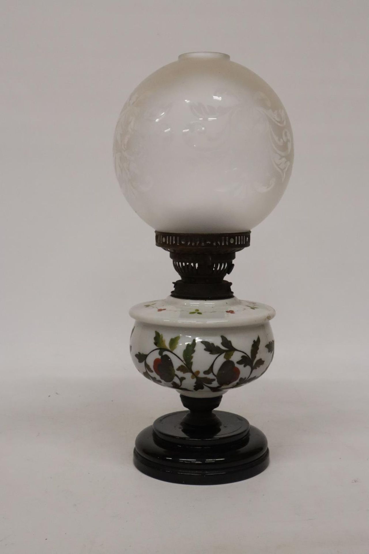 AN ANTIQUE PORCELAIN OIL LAMP