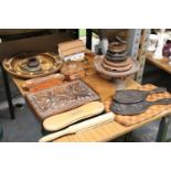 A QUANTITY OF TREEN TO INCLUDE A CHESS BOARD, CHINESE CARVED HARDWOOD BASES, CARVED WOODEN BOX,