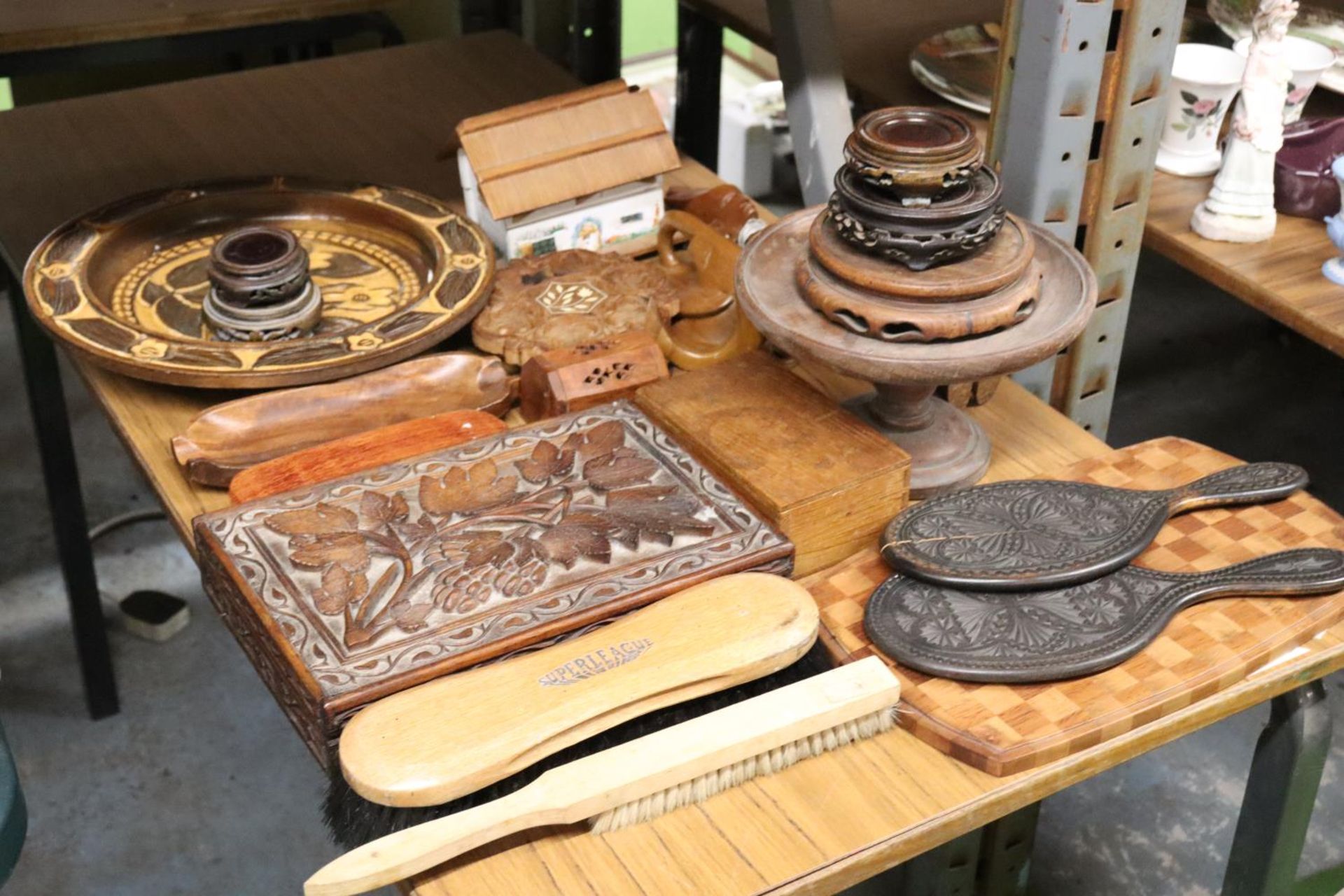 A QUANTITY OF TREEN TO INCLUDE A CHESS BOARD, CHINESE CARVED HARDWOOD BASES, CARVED WOODEN BOX,