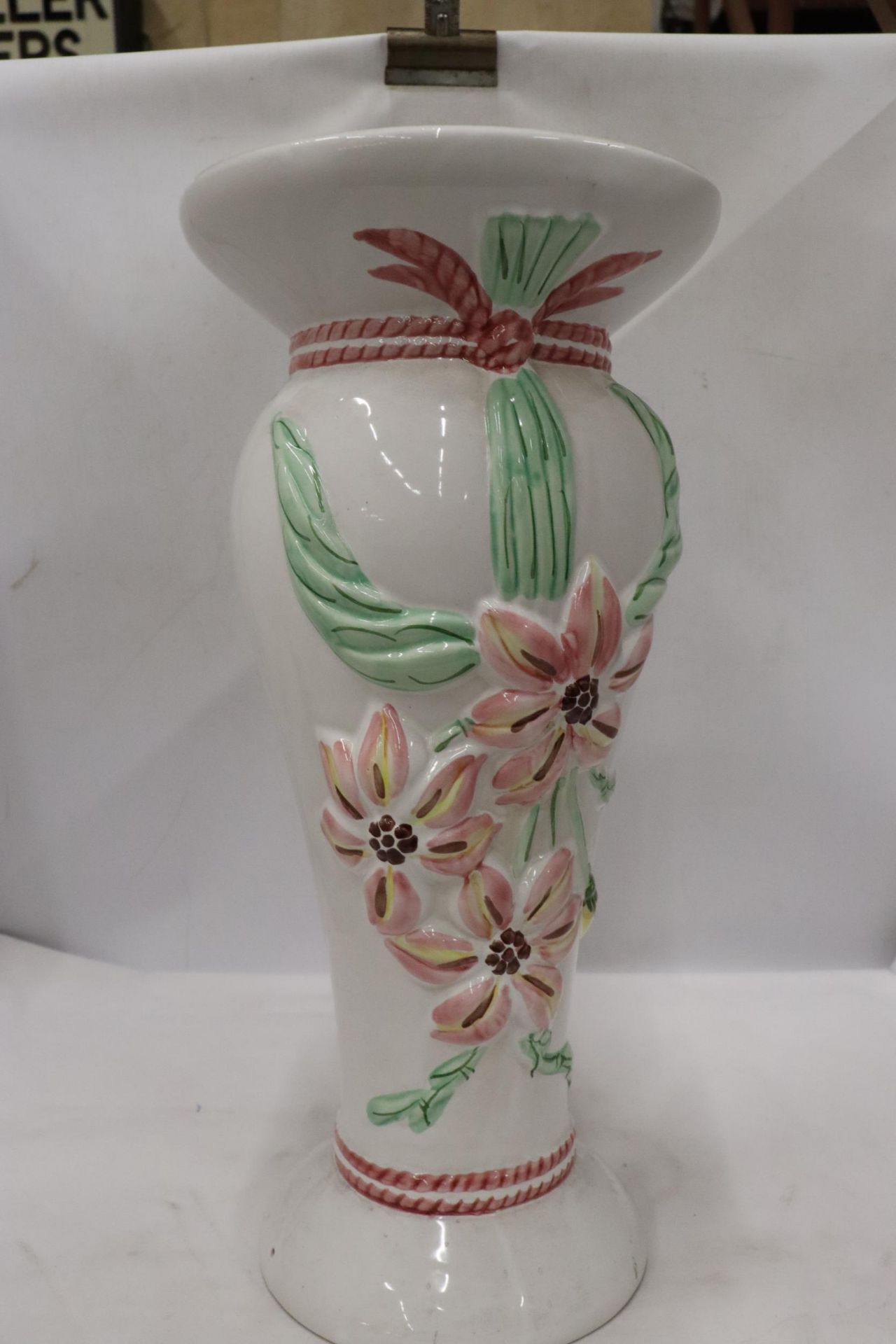 A LARGE FLORAL VASE, HEIGHT 43CM - Image 5 of 5