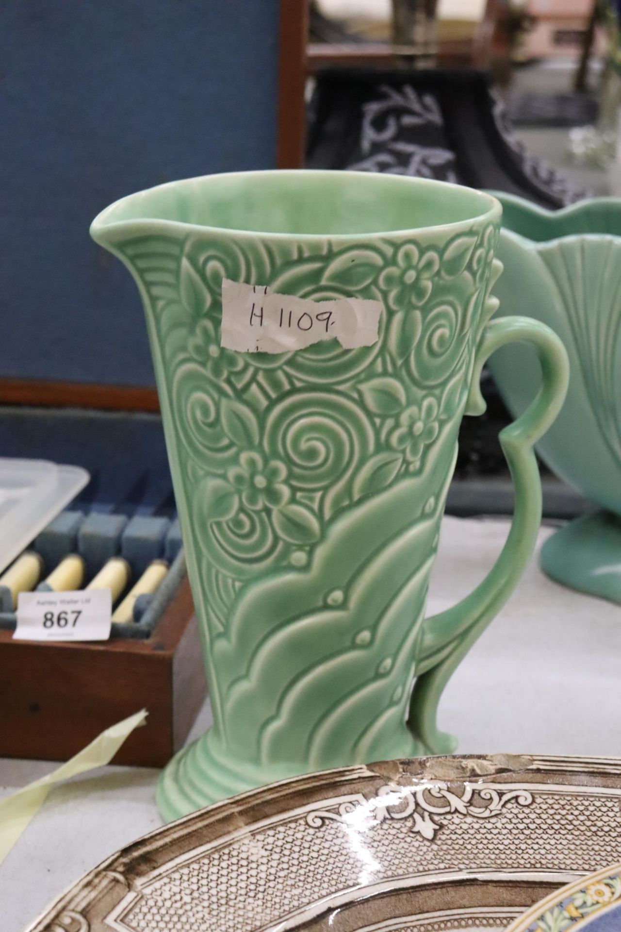 A QUANTITY OF CERAMICS TO INCLUDE A WADE GREEN GLAZED ART DECO JUG, WEDGWOOD VASE (A/F), P & C - Image 3 of 10