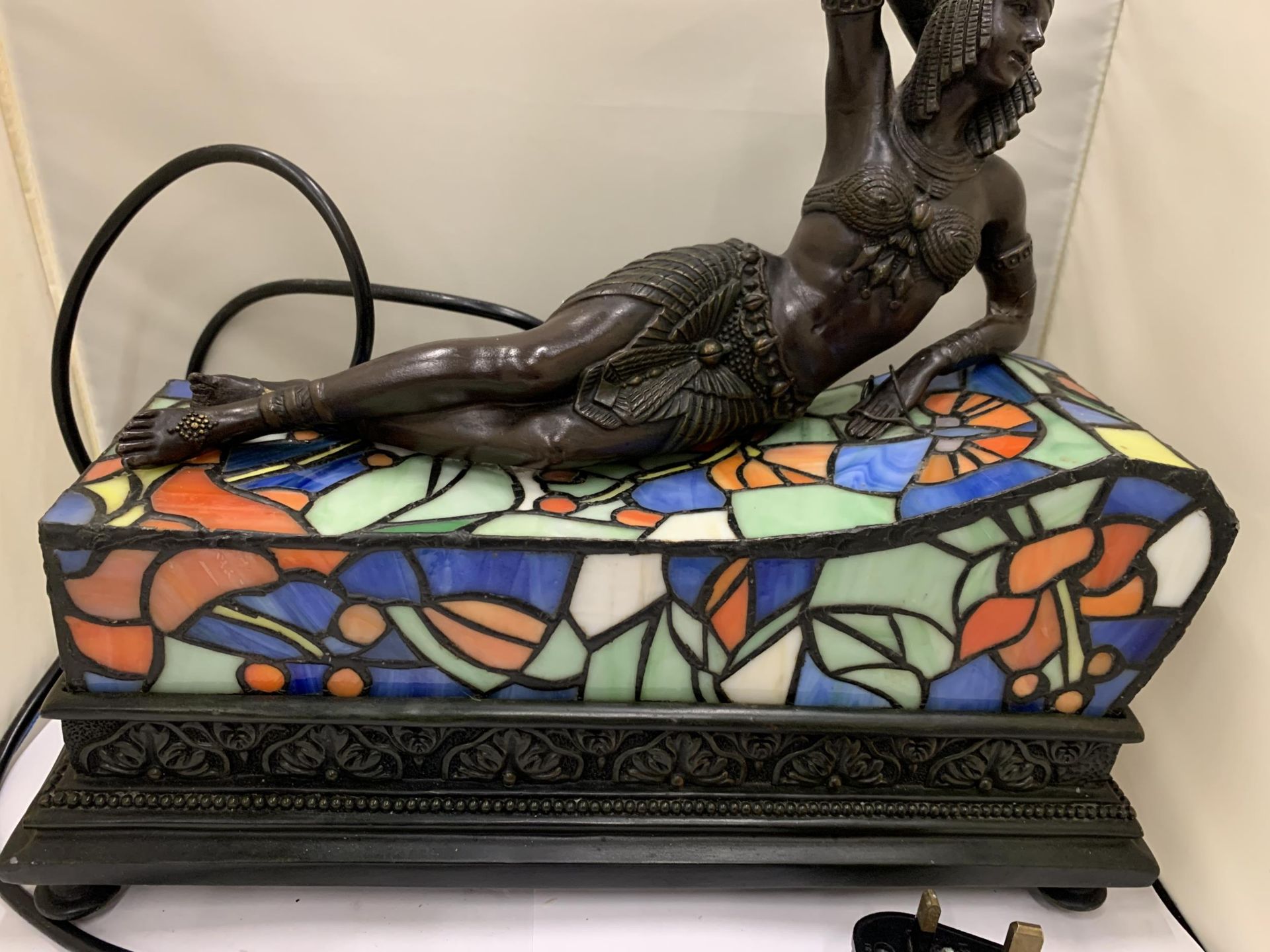 AN ART NOVEAU STYLE BRONZE LADY ON A CHAISE LOUNGE TIFFANY LAMP SEEN WORKING BUT NO WARRANTY - Bild 3 aus 3