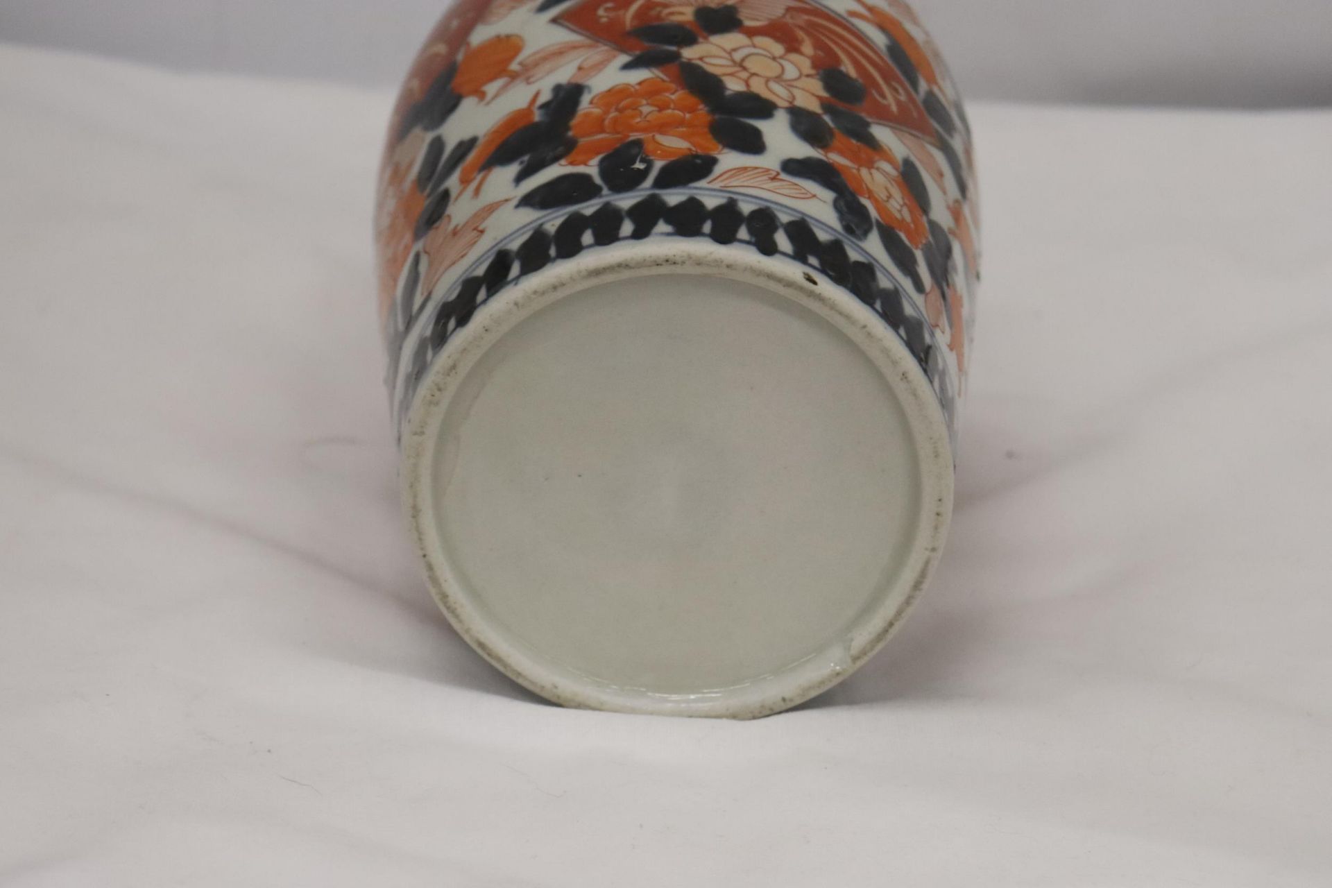 AN ORIENTAL STYLE VASE - Image 6 of 6