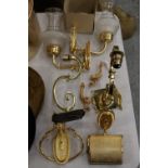 FOUR BRASS COLOURED WALL LIGHTS, TWO WITH GLASS SHADES, PLUS A TOWEL AND TOILET ROLL HOLDER