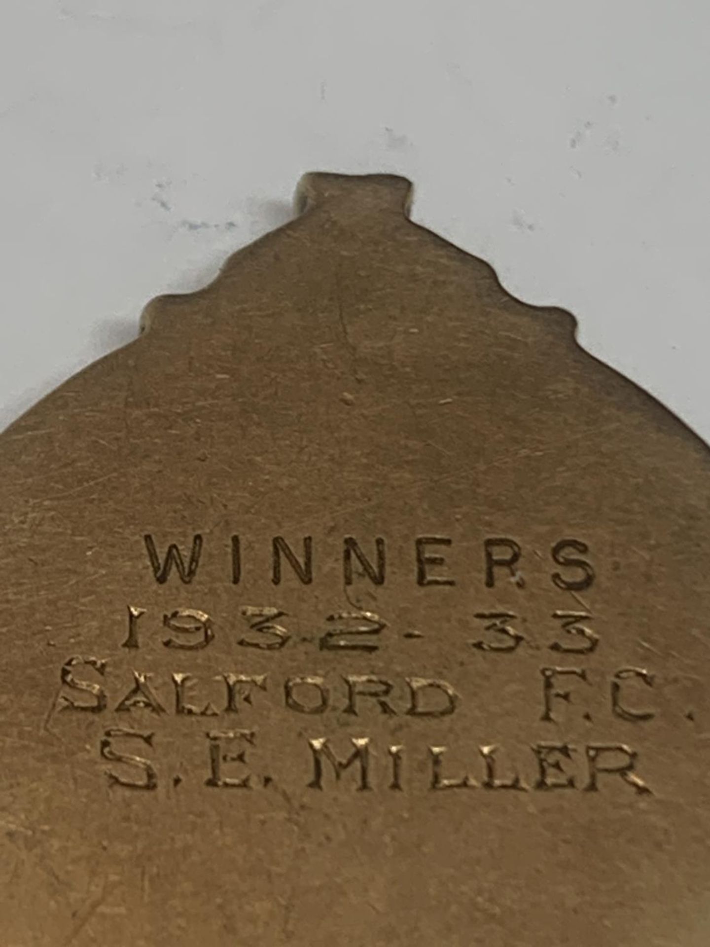 A HALLMARKED 9 CARAT GOLD NORTHERN RUGBY LEAGUE FOOTBALL MEDAL ENGRAVED WINNERS 1932-33 SALFORD F.C, - Image 3 of 5