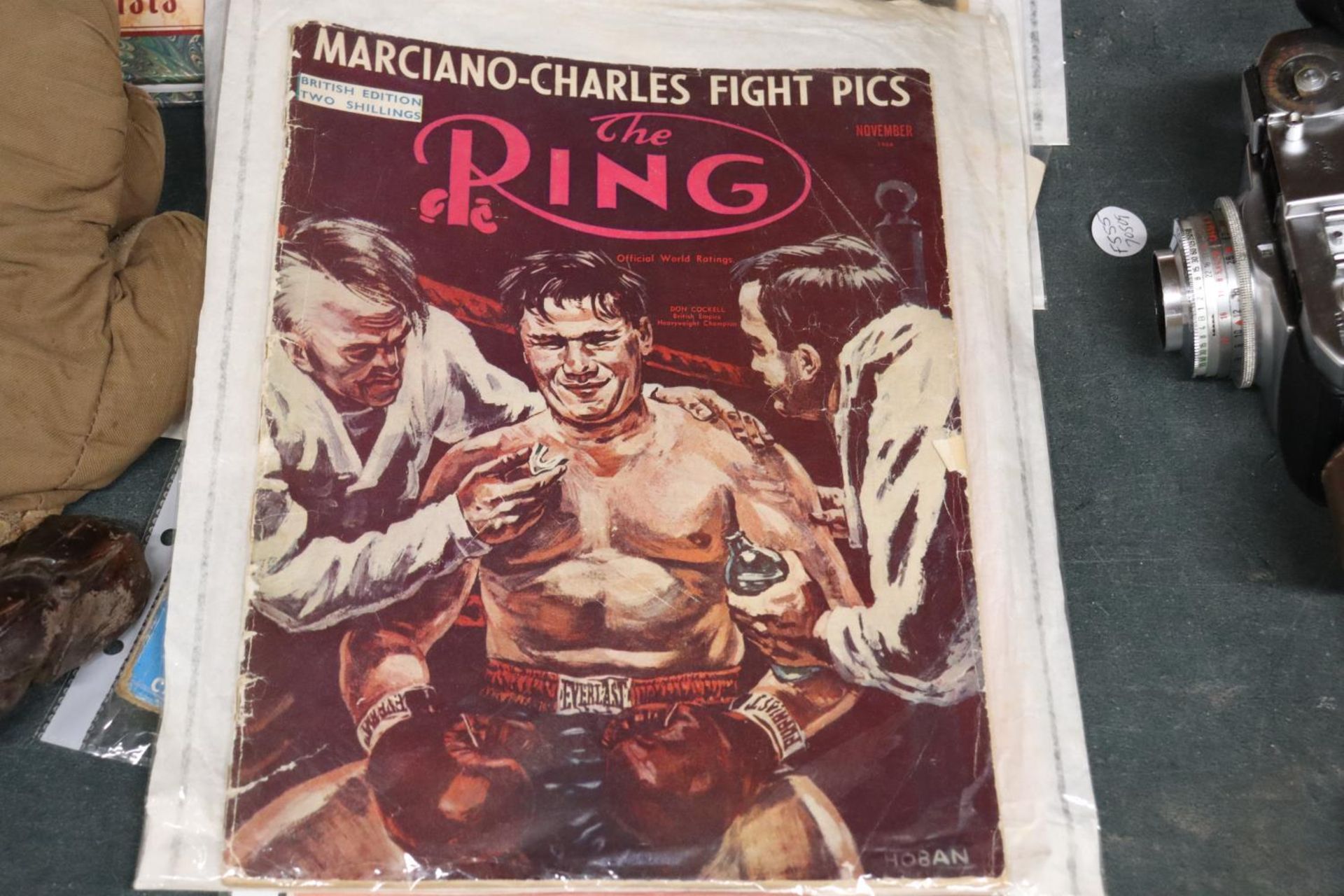 A COLLECTION OF VINTAGE BOXING ITEMS TO INCLUDE GLOVES, BOOK AND MAGAZINES - Image 5 of 7