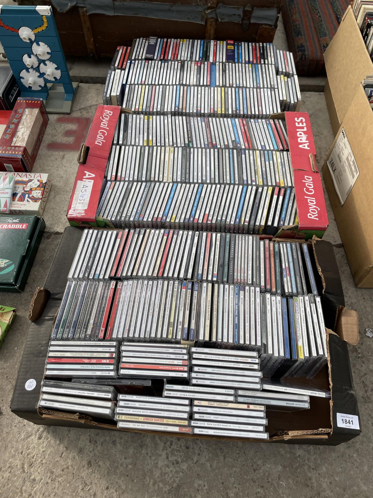 A LARGE ASSORTMENT OF VARIOUS CDS