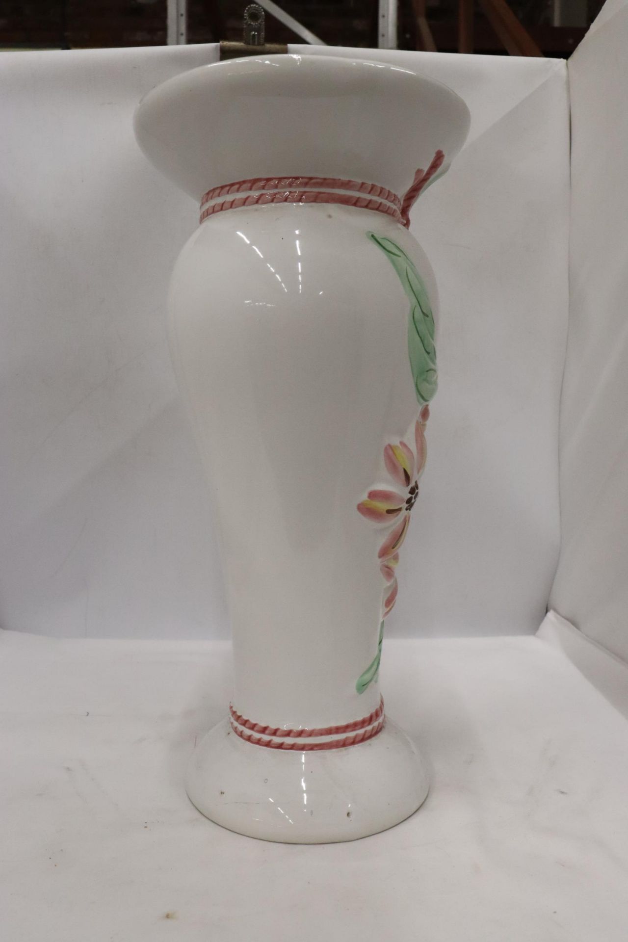 A LARGE FLORAL VASE, HEIGHT 43CM - Image 2 of 5