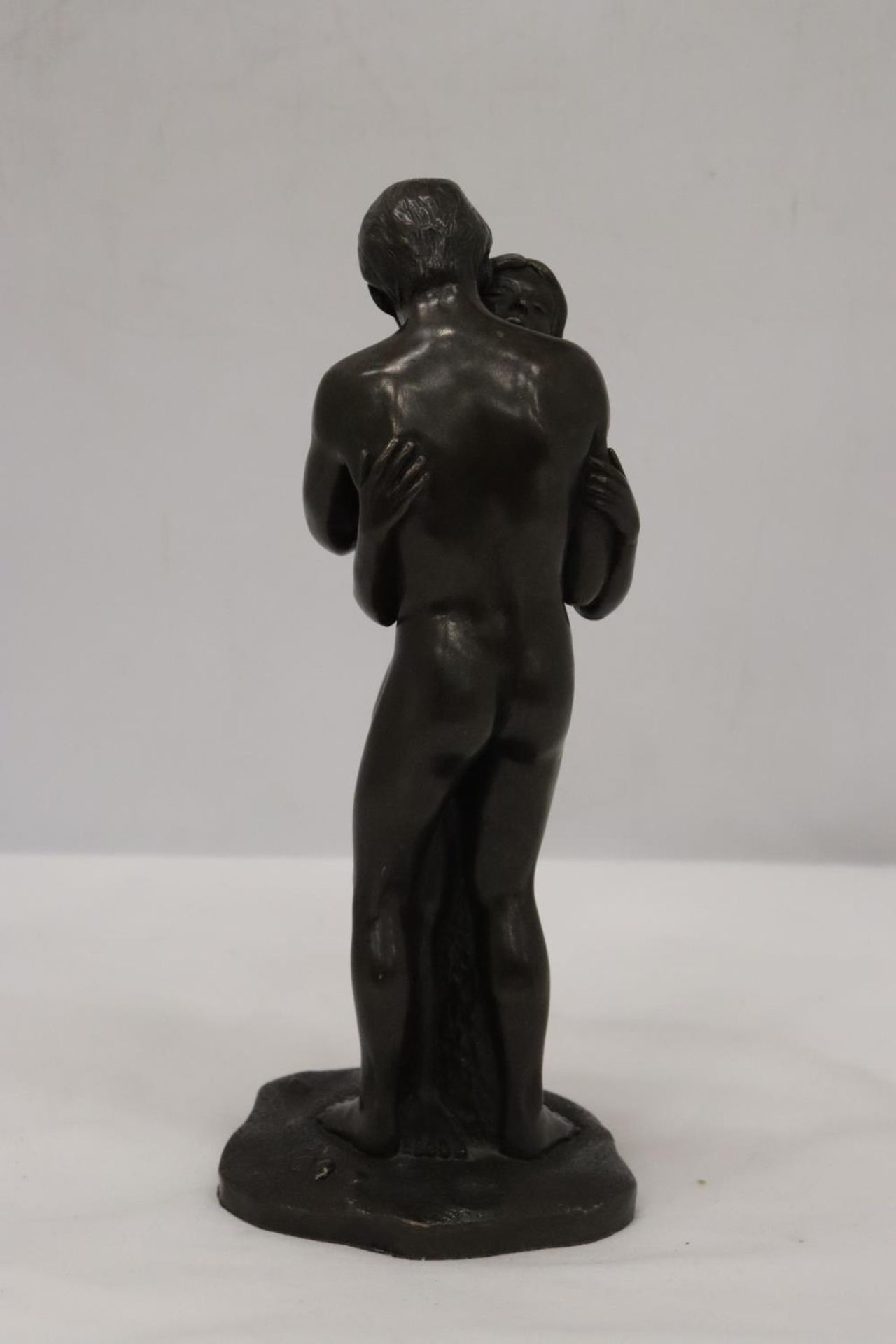 A FIGURINE 'THE LOVERS', HEIGHT 23CM - Image 2 of 5