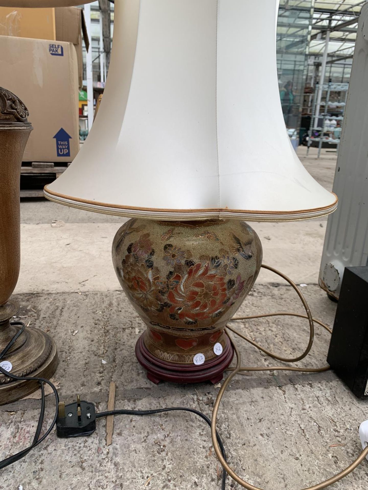 TWO DECORATIVE TABLE LAMPS TO INCLUDE A CERAMIC EXAMPLE - Image 3 of 3