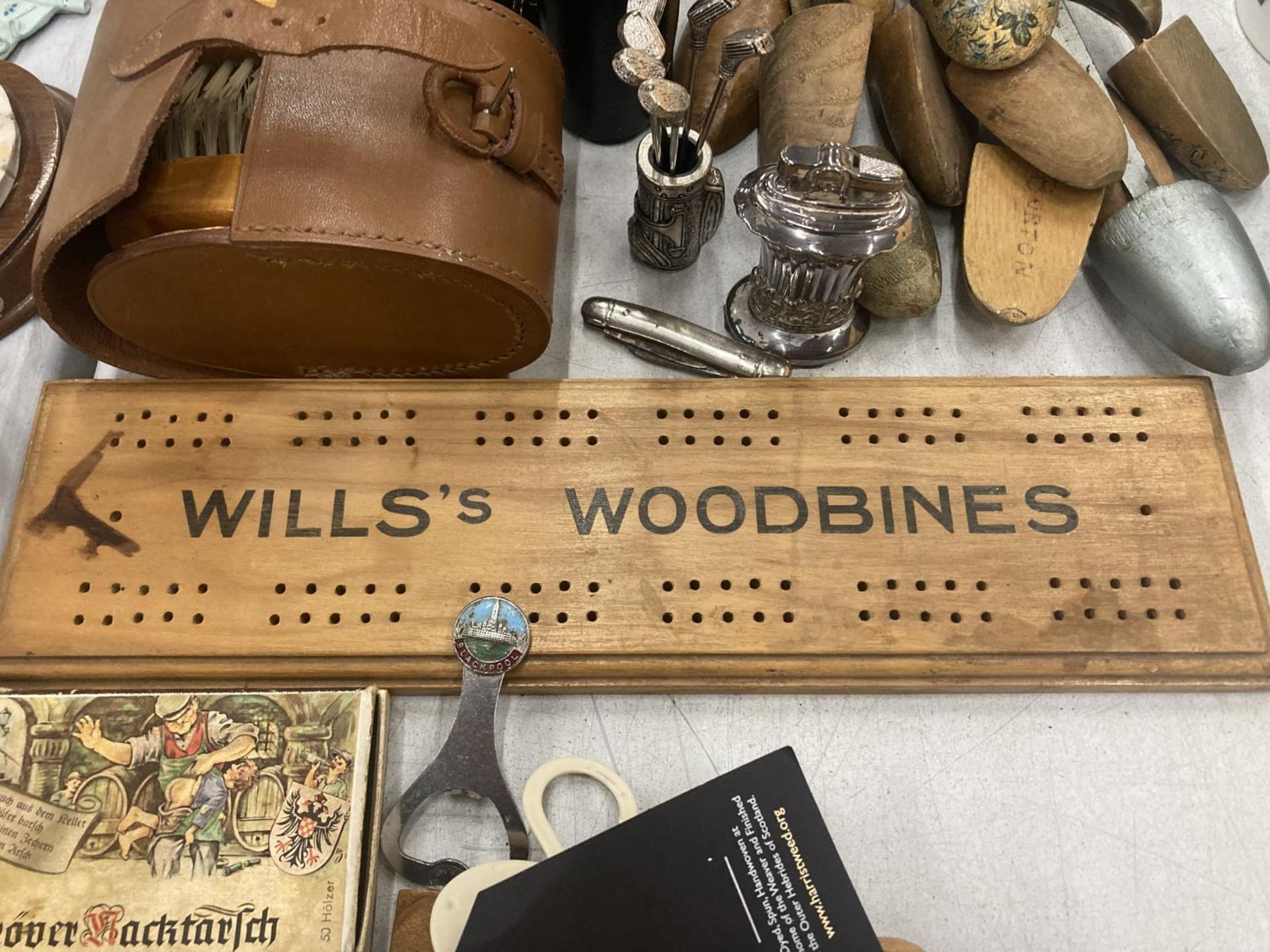 A MIXED VINTAGE LOT TO INCLUDE SHOE STRETCHERS, HIP FLASKS, A 'WOODBINES' CRIBBAGE BOARD, LETTER - Bild 5 aus 7