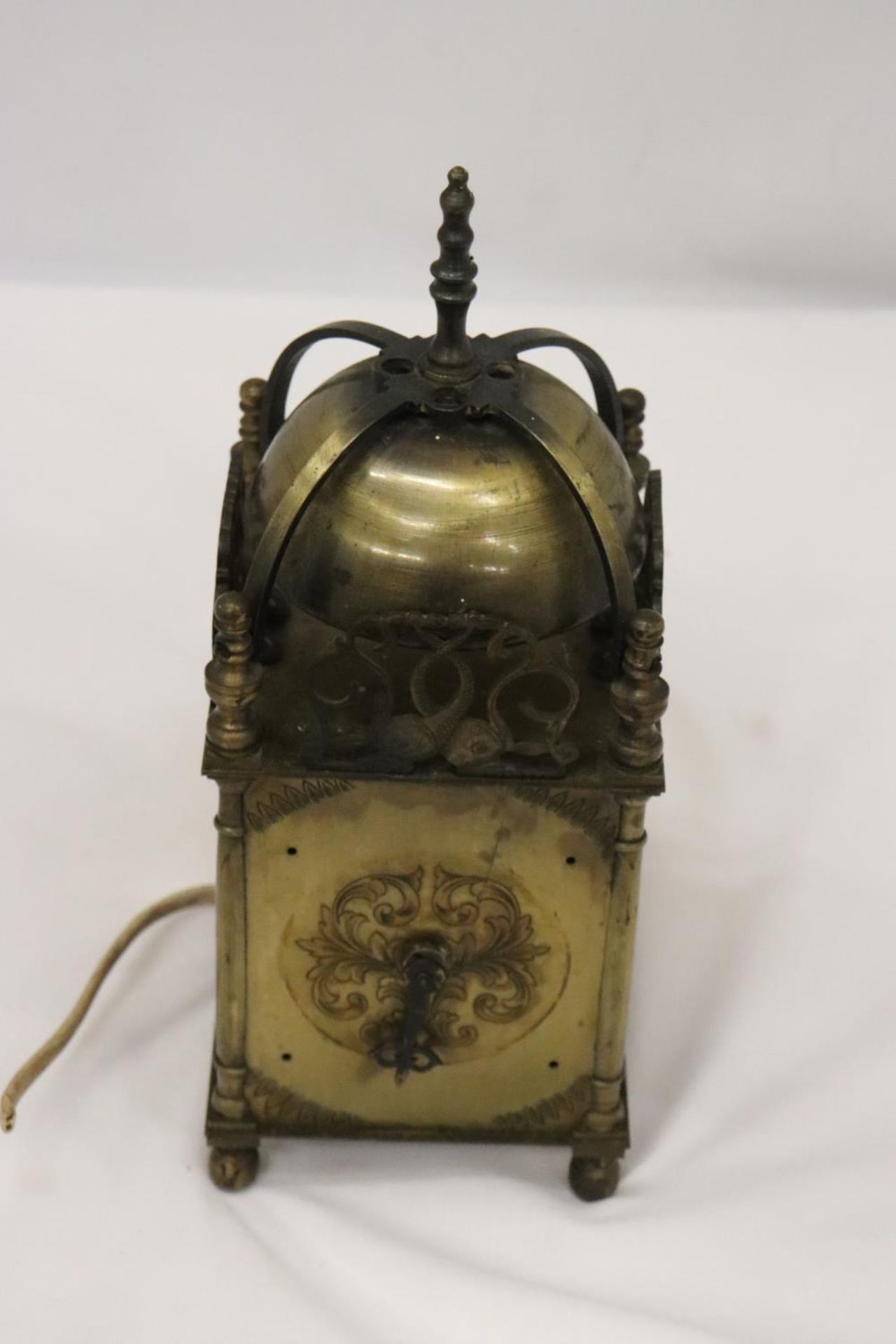 A VINTAGE BRASS LANTERN CLOCK, HEIGHT 25CM - Image 6 of 6