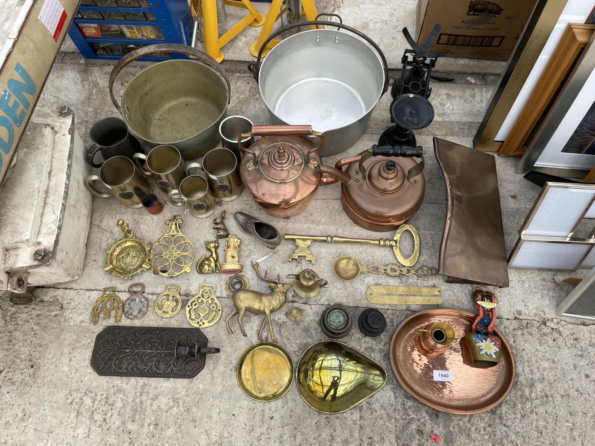 A LARGE ASSORTMENT OF METAL WARE ITEMS TO INCLUDE A LARGE BRASS KEY, COPPER KETTLES AND JAM PANS ETC