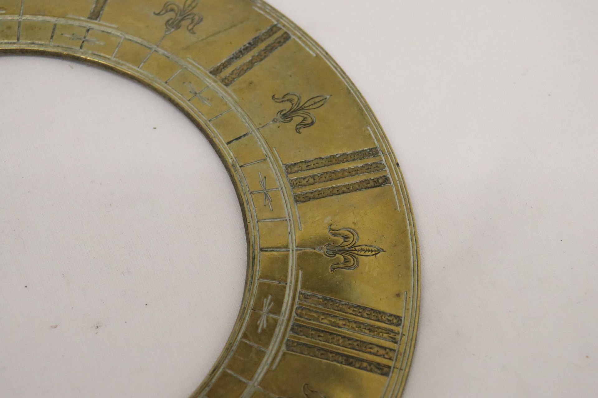 A LARGE VINTAGE BRASS CLOCK CHAPTER RING, DIAMETER 23CM - Image 2 of 4