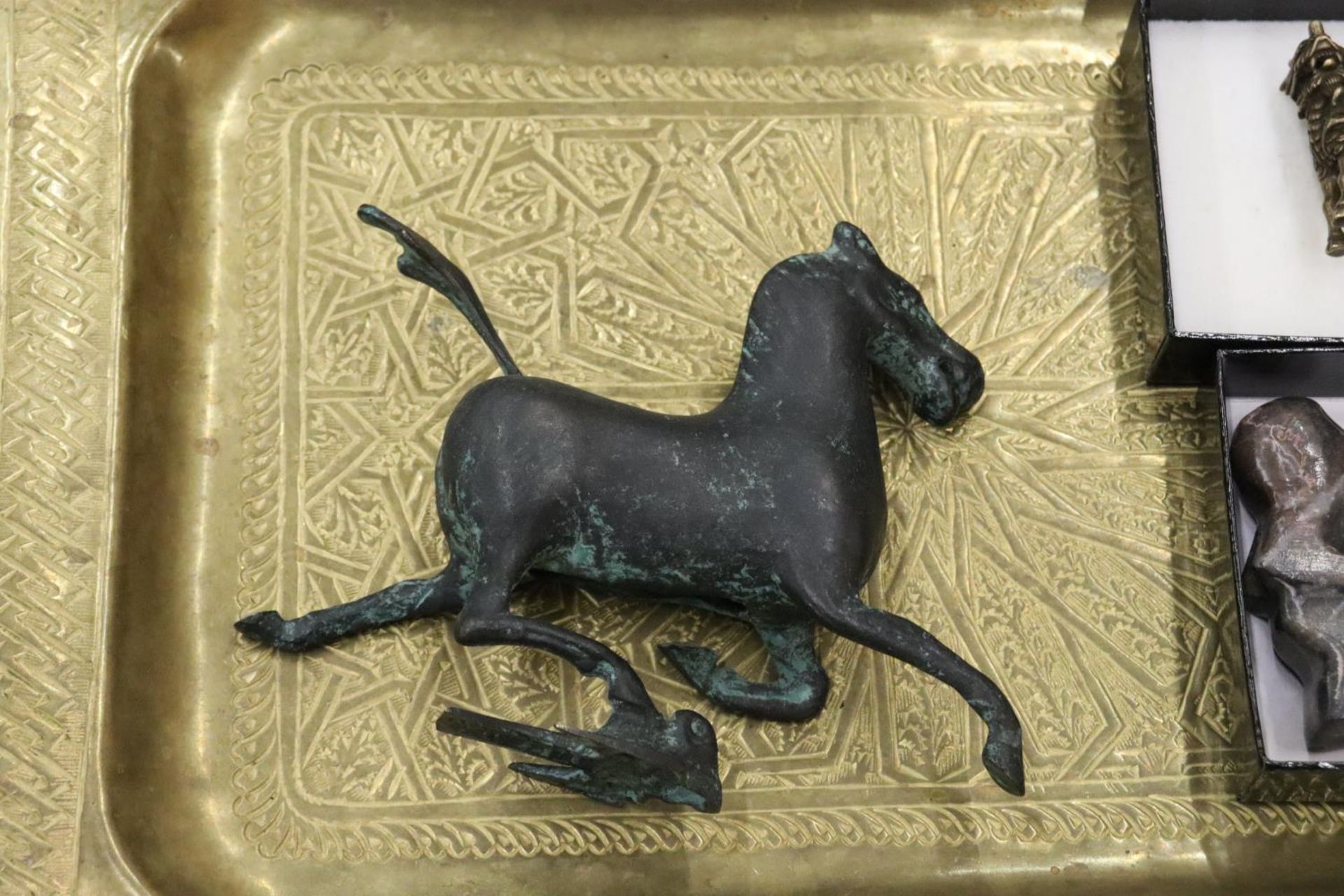 A MIXED LOT TO INCLUDE A BURIAL URN, AN ORNATE METAL HORSE SCULPTURE, BRASS TRAY ETC., - Image 7 of 10