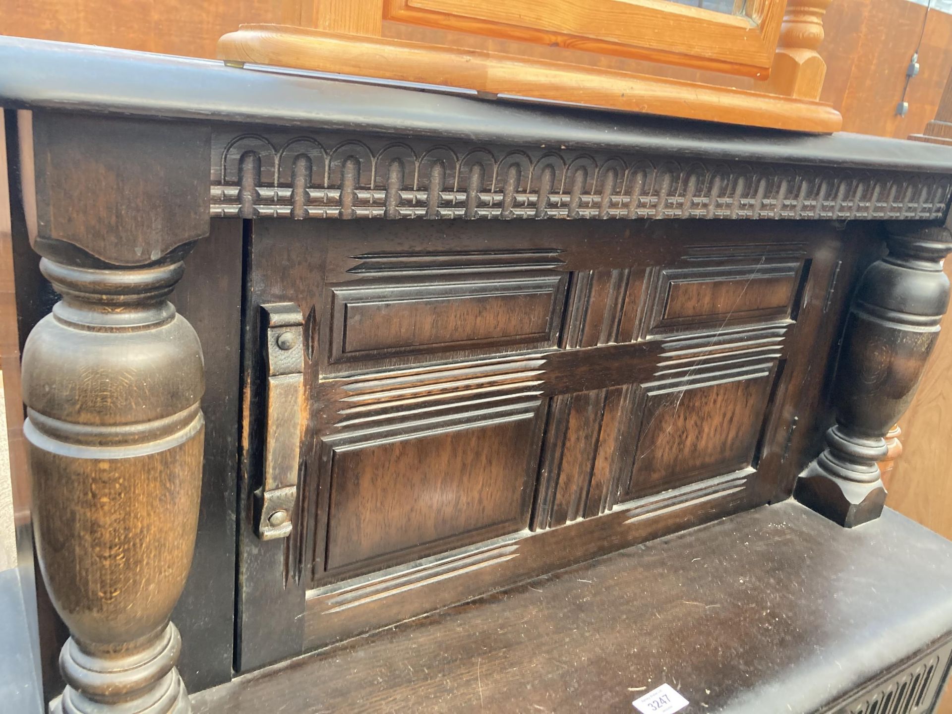 A REPRODUCTION COURT CUPBOARD, GATE LEG DINING TABLE AND PINE DRESSING MIRROR - Image 4 of 7