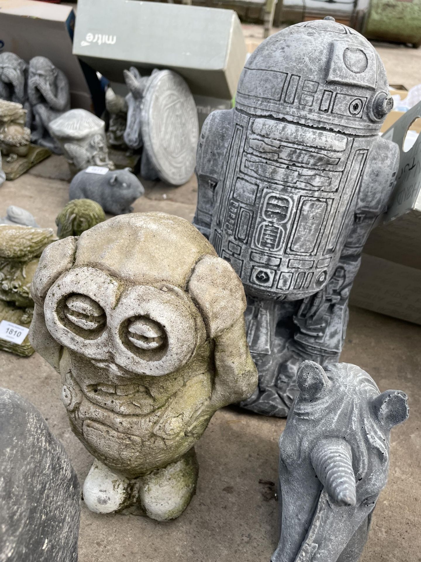 FIVE VARIOUS CONCRETE GARDEN FIGURES TO INCLUDE DARTH VADER AND A HORSE HEAD ETC - Image 3 of 3