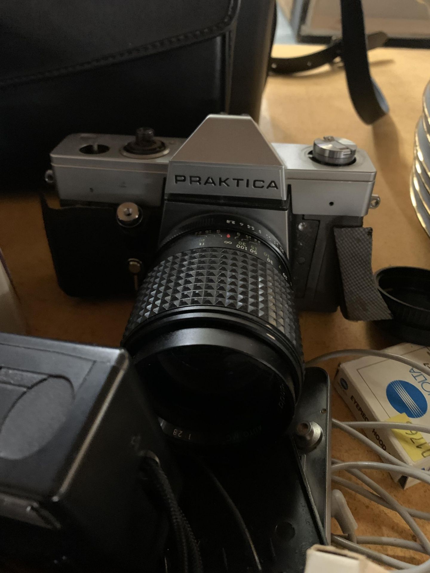 A LARGE COLLECTION OF CAMERAS AND ACCESSORIES TO INCLUDE A PRAKTICA PLC-2, KODAK INSTAMATIC 33, - Image 5 of 7