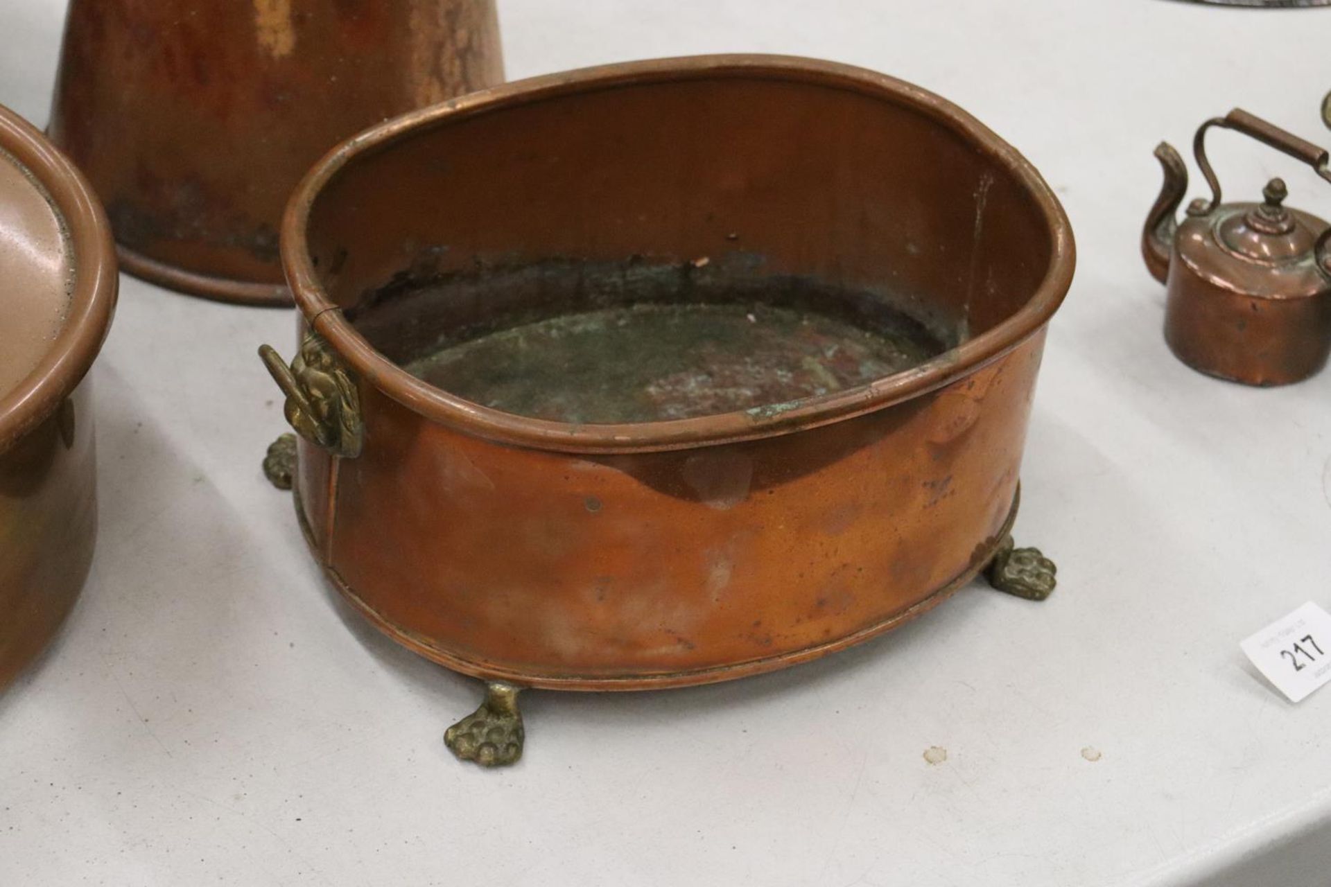 A COLLECTION OF VINTAGE COPPER ITEMS TO INCLUDE A KETTLE, PANS AND A JUG - Image 5 of 9