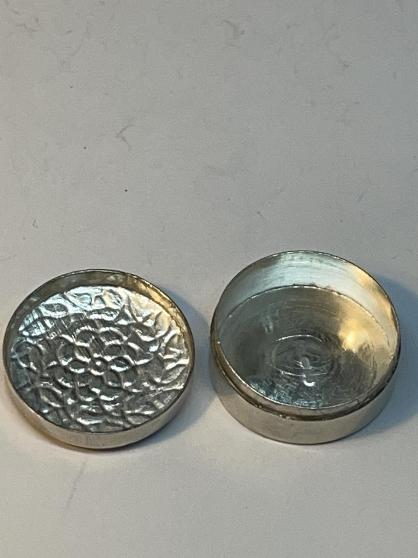 A MARKED SILVER PILL BOX WITH DECORATIVE TOP - Bild 4 aus 4